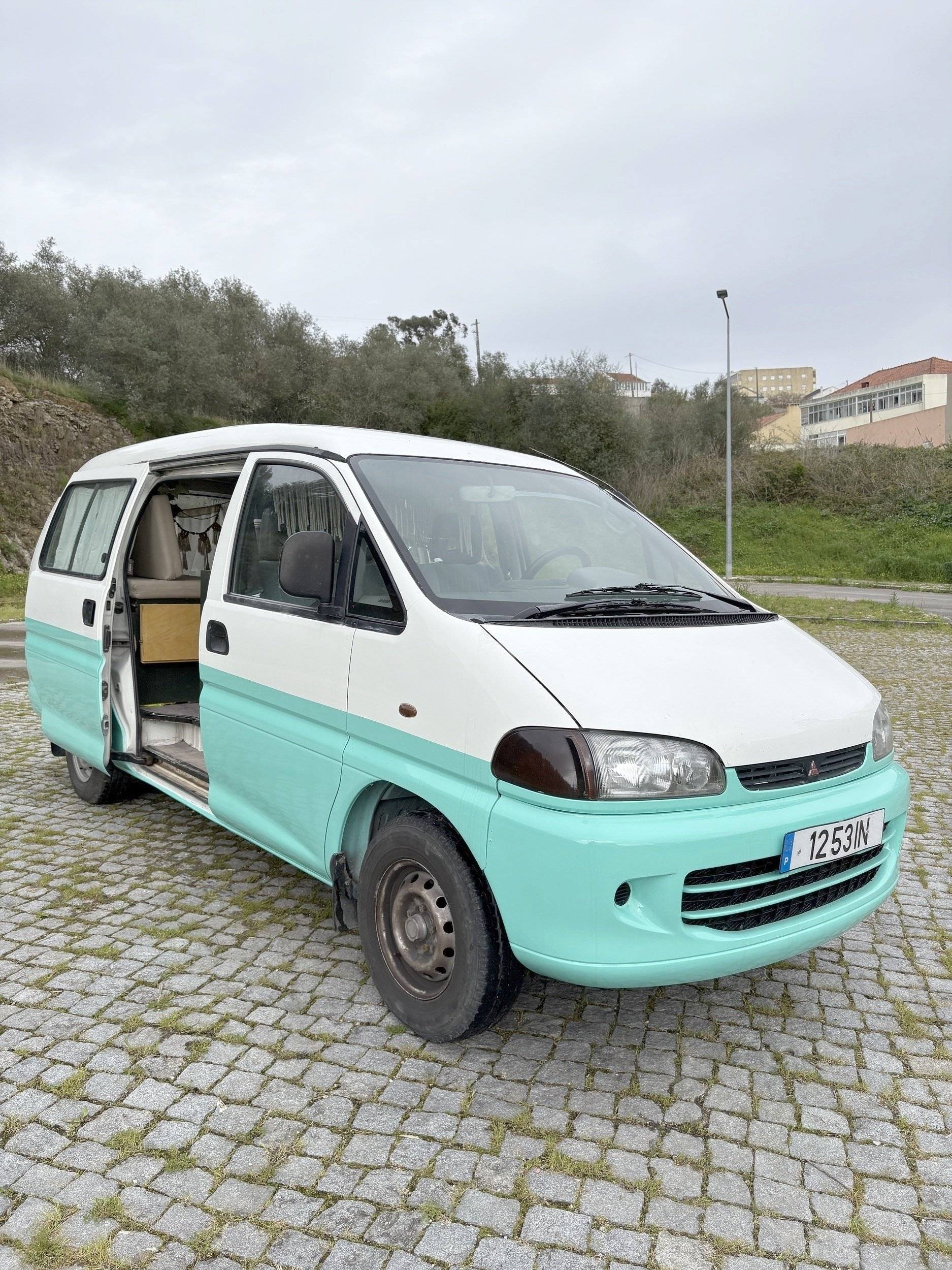 schräge Vorderansicht Mitsubishi L400 - Yescapa