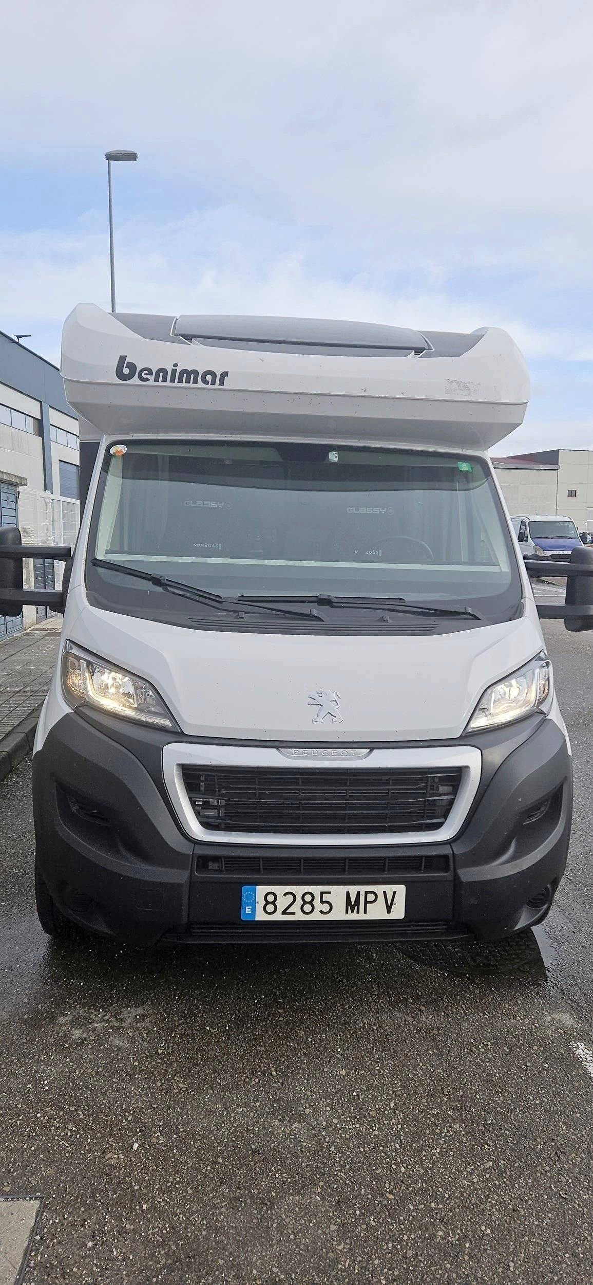 Vista frontale a ¾ Peugeot Boxer 2.2 Blue HDI 140ch - Yescapa