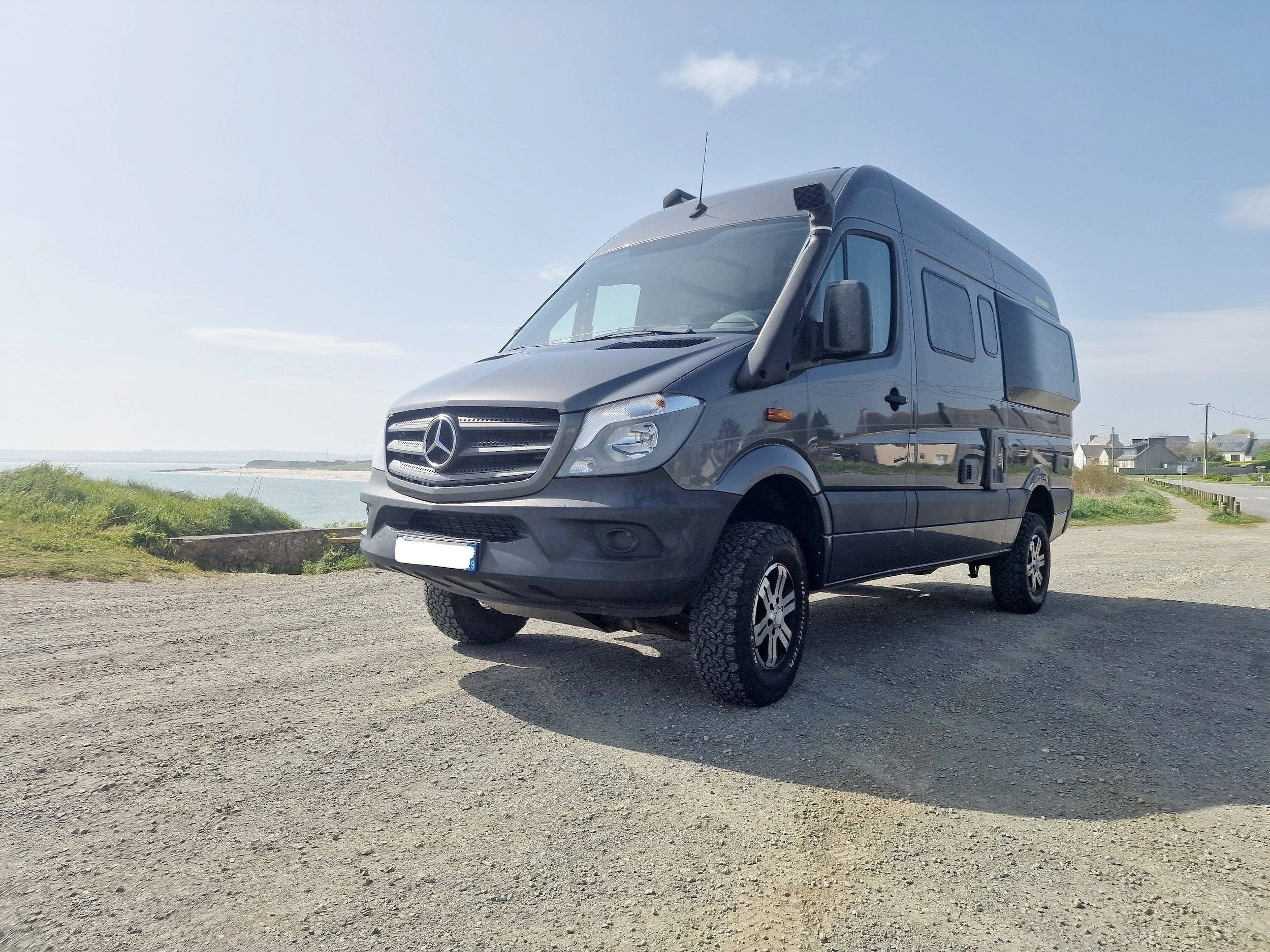 schräge Vorderansicht Mercedes Sprinter 319 4x4 - Yescapa