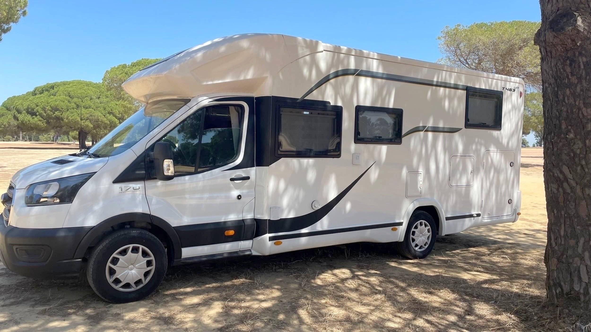 schräge Vorderansicht Ford TESSORO - Yescapa