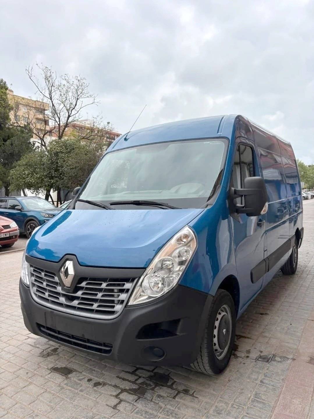 Voorkant 3/4 Renault Renault master - Yescapa