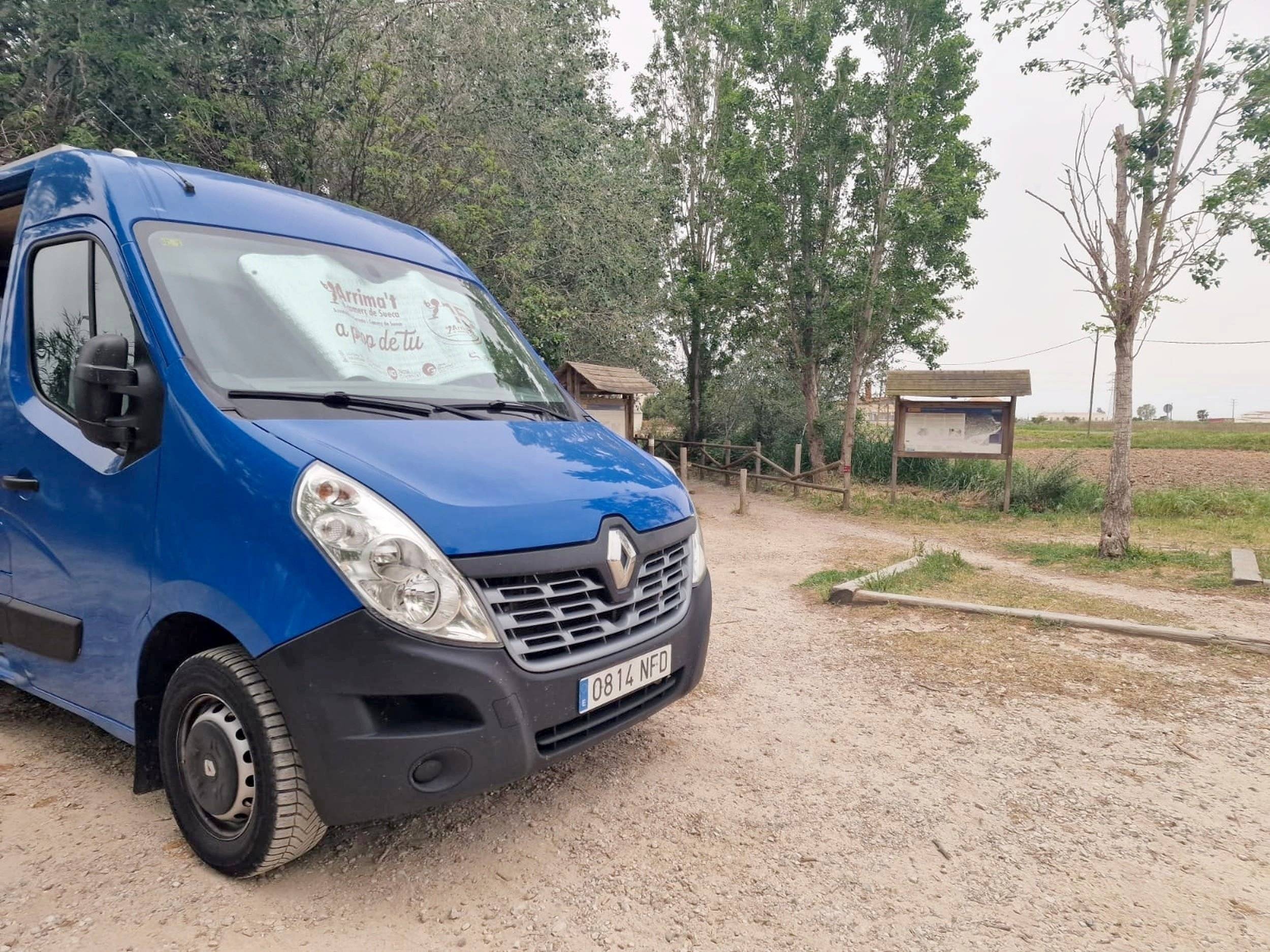 Front view from 3/4 Renault Renault master - Yescapa