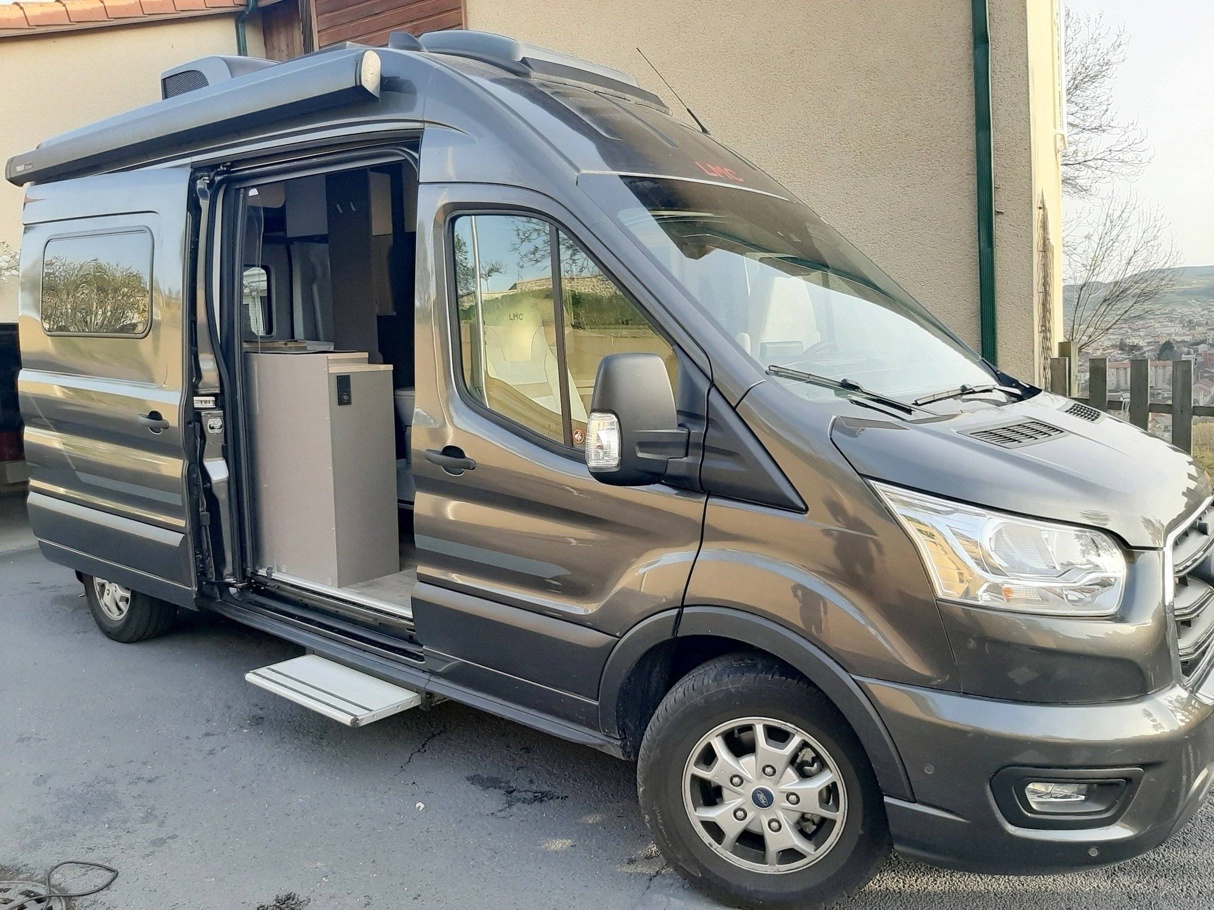 Vista de 3/4 Ford transit 170 - Yescapa