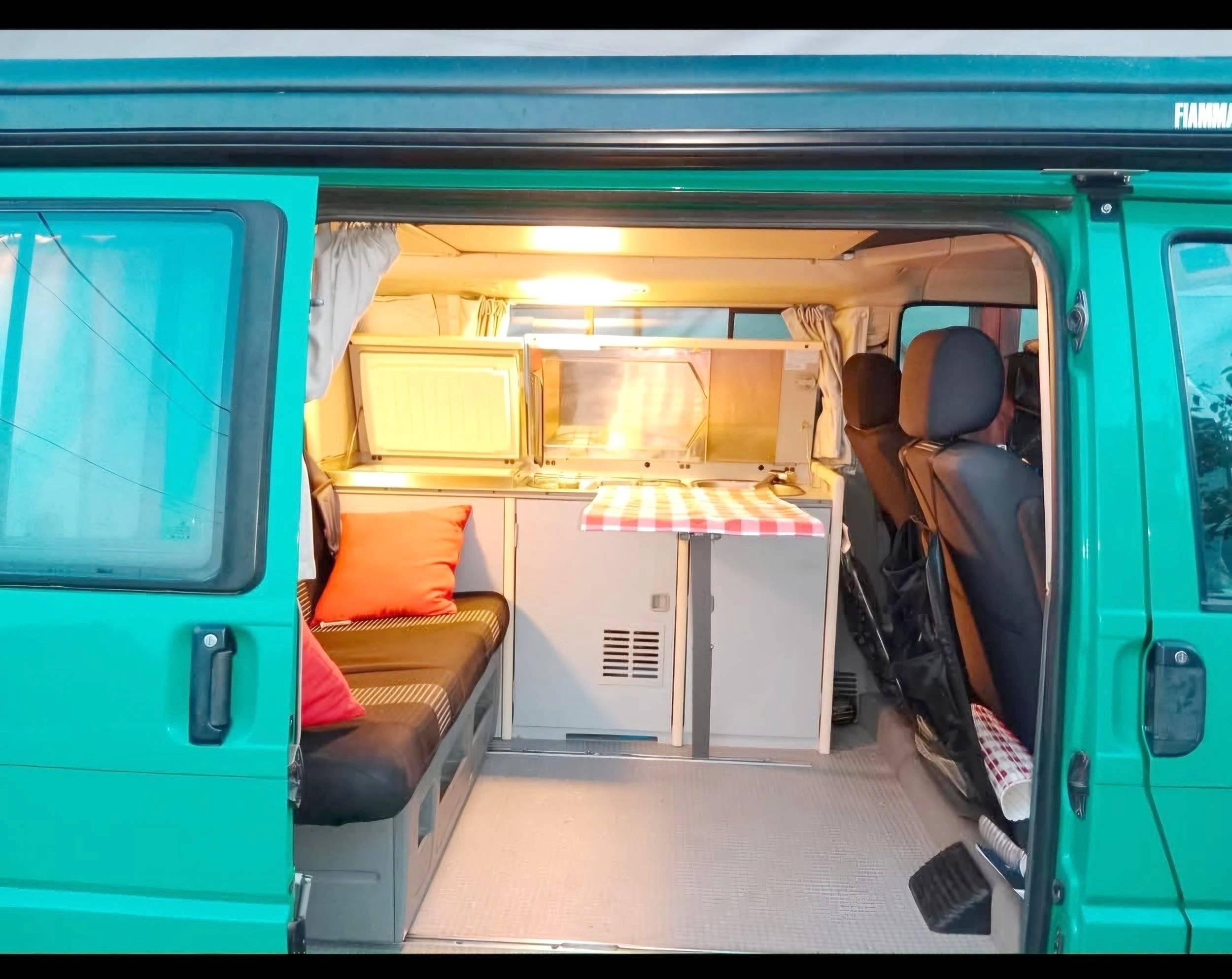 Coin repas Volkswagen Transporter T4 2.5 TDI 102 Cv - Yescapa