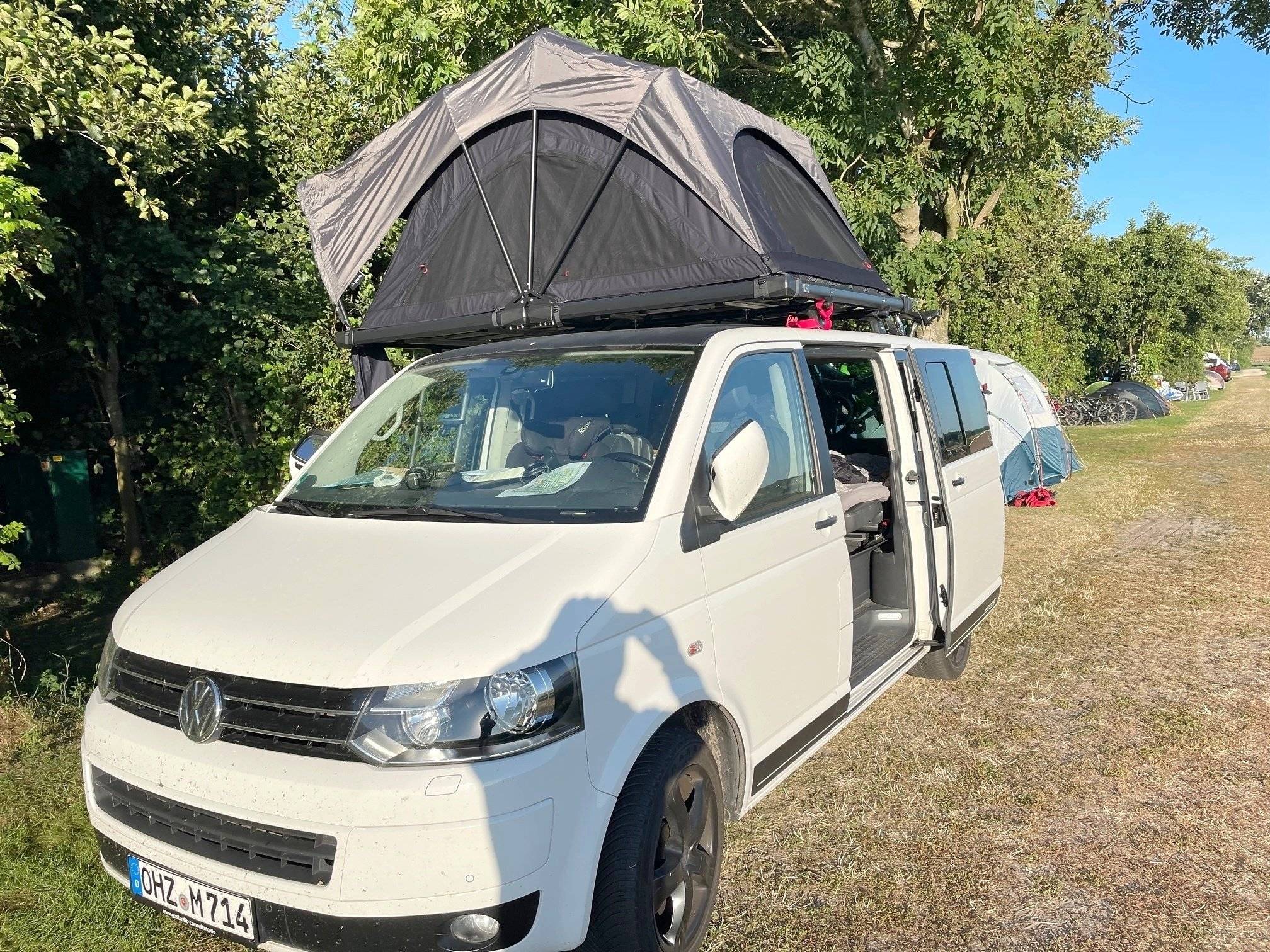 Vista de 3/4 Volkswagen Volkswagen T5 - Yescapa