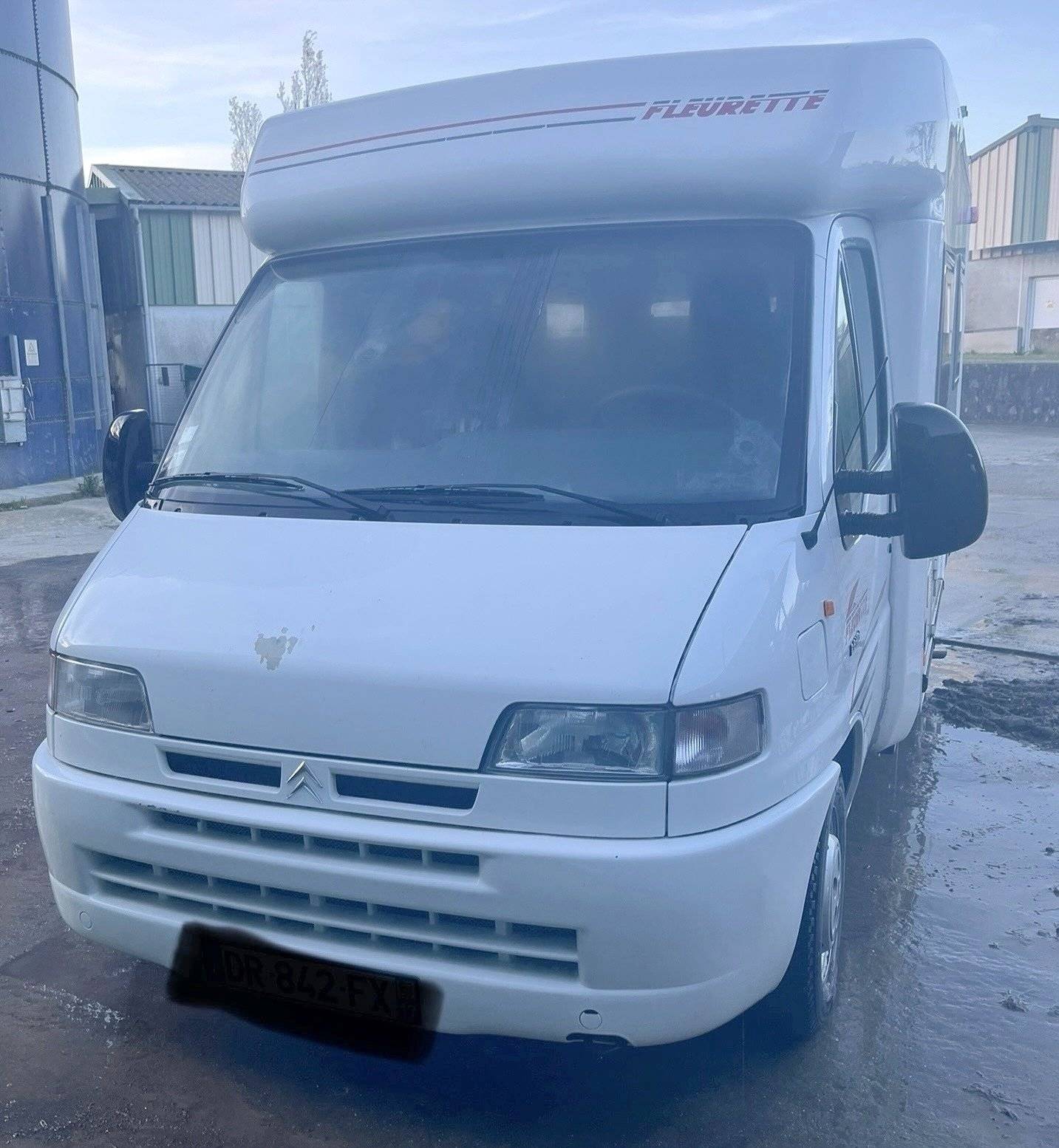schräge Vorderansicht Citroën Jumper 2,8 HDI 127 cv - Yescapa