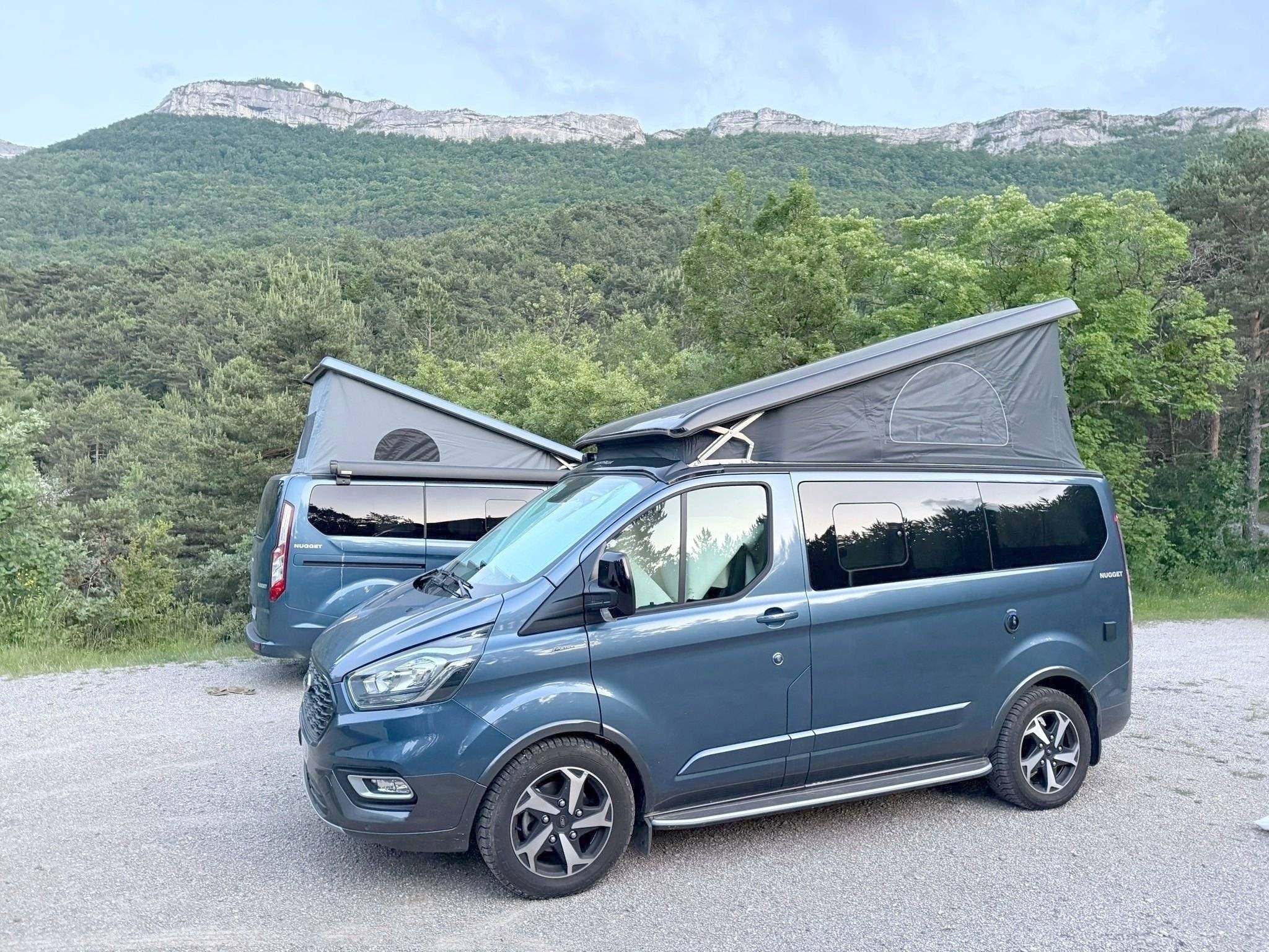 schräge Vorderansicht Ford Transit Custom Nugget 320 L1H1 Camper - Yescapa