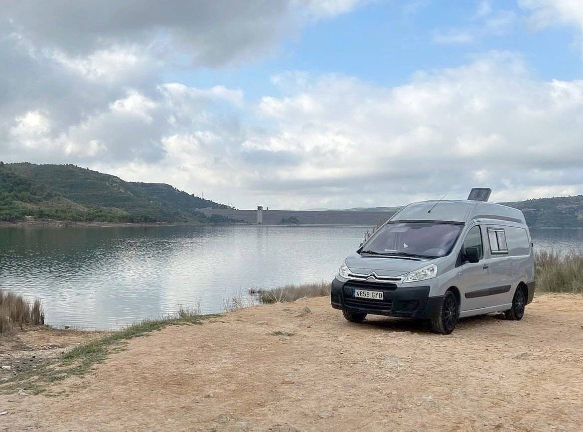Vista frontale a ¾ Citroën Jumpy - Yescapa