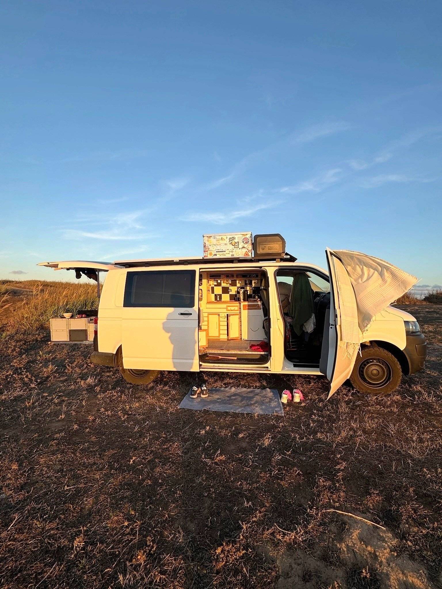 Vue avant de 3/4 Volkswagen Volkswagen T5 - Yescapa