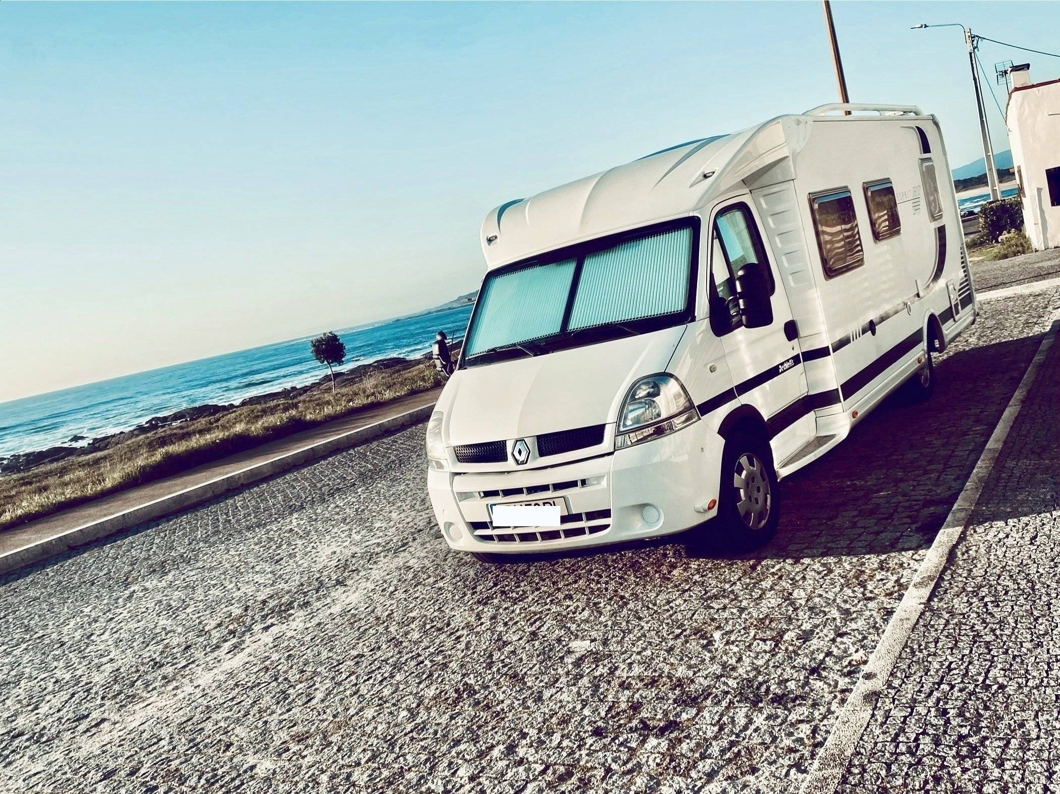 Vista del vehicle angle davanter Renault Renault master 3.0l DCI 140CV - Yescapa