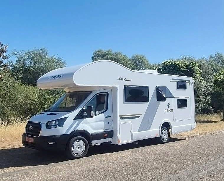 Front view from 3/4 Ford Custom 2,0 l 130 ch - Yescapa