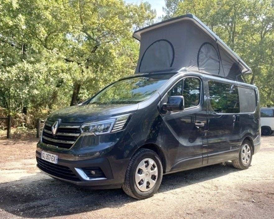 Voorkant 3/4 Renault Trafic 2,5 l 150 ch - Yescapa