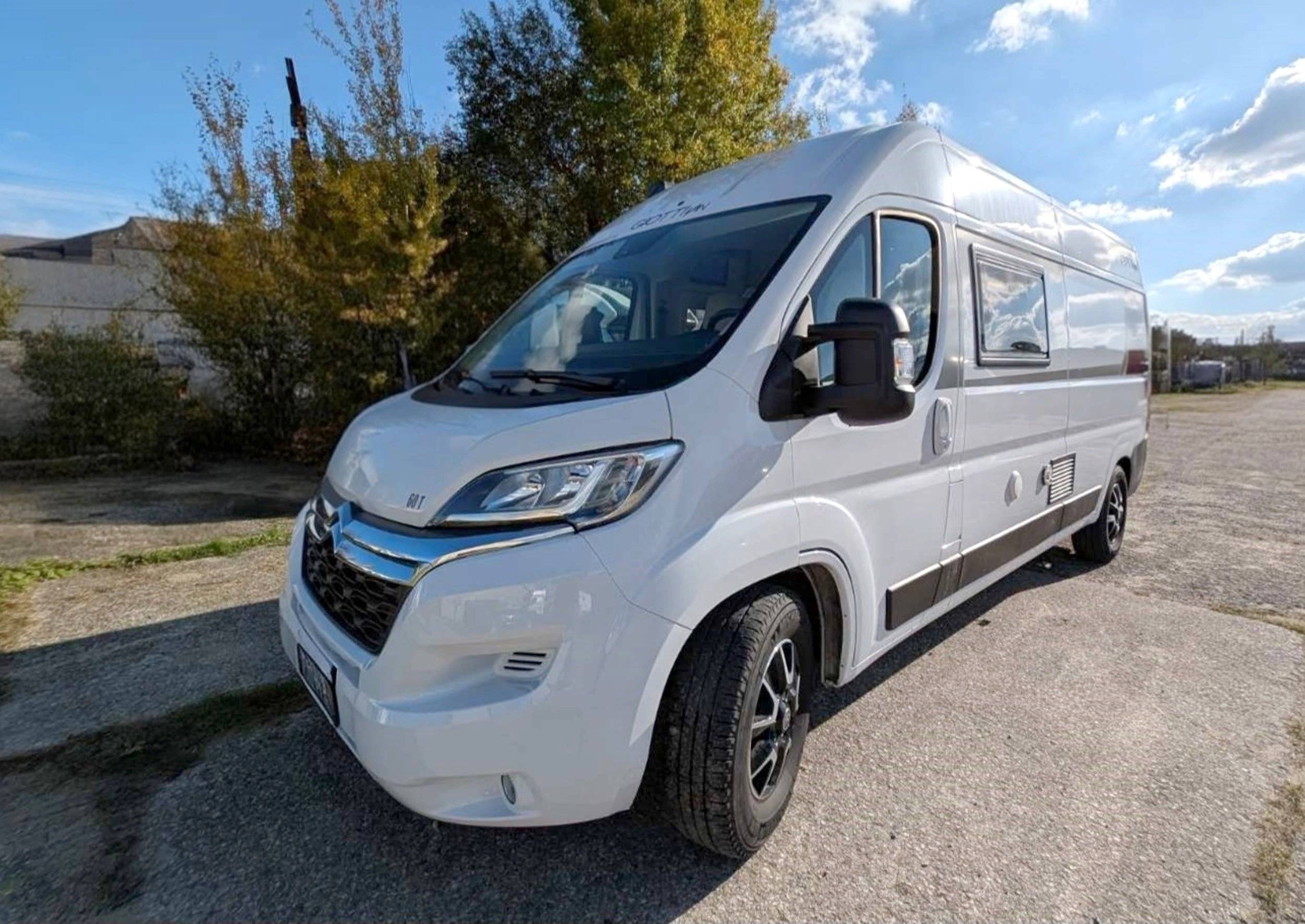 Vue avant de 3/4 Citroën 2.2L 140CV - Yescapa