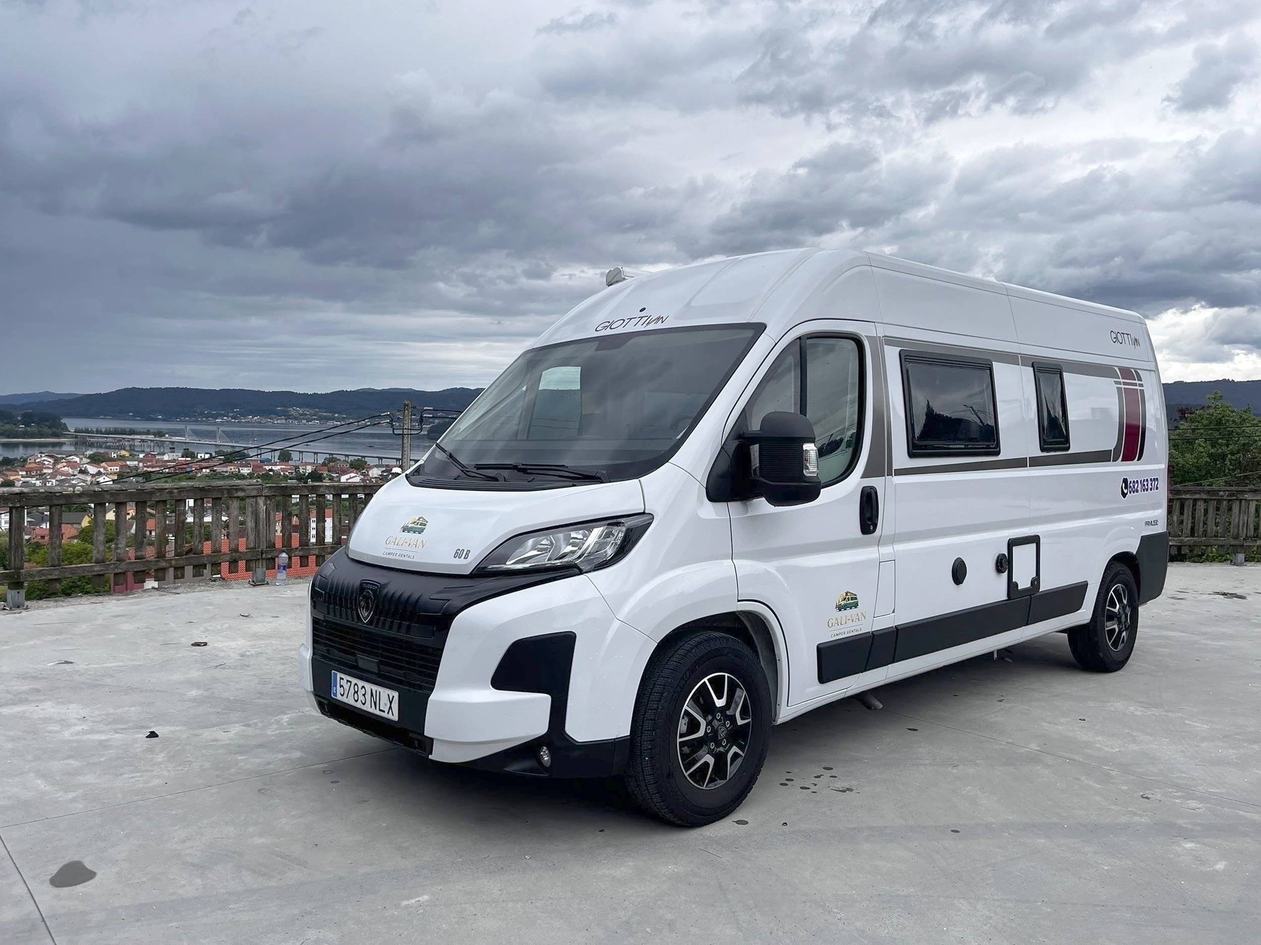 Vue avant de 3/4 Peugeot Boxer 2,2 l hdi 130 ch - Yescapa