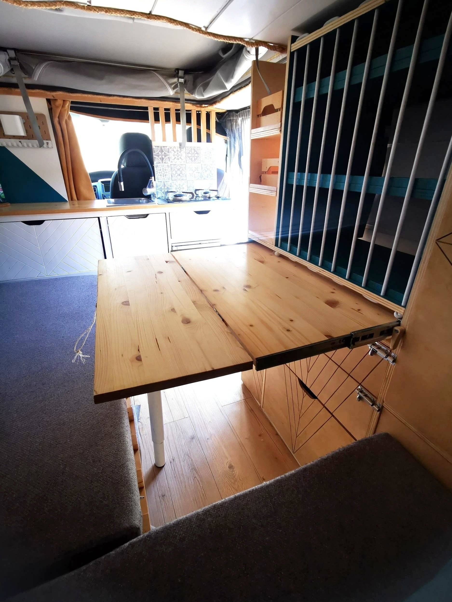 Dining Area Renault Trafic - Yescapa