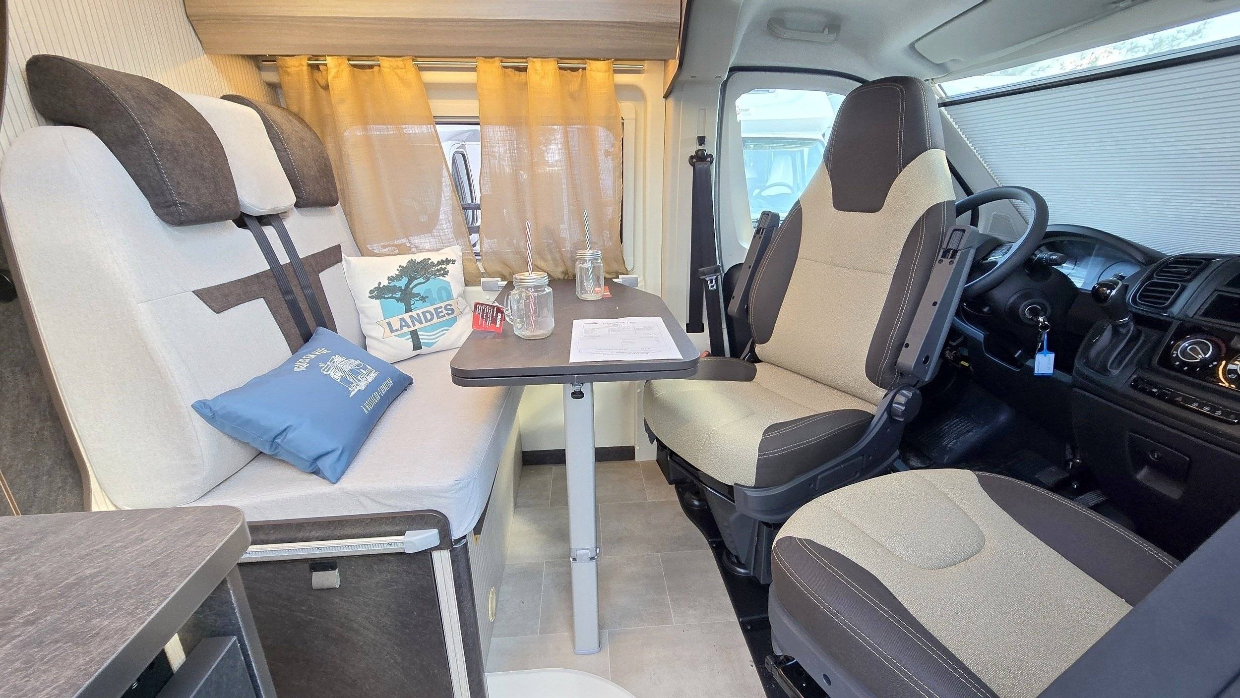 Dining Area Fiat Ducato 2,0 l 100 ch - Yescapa
