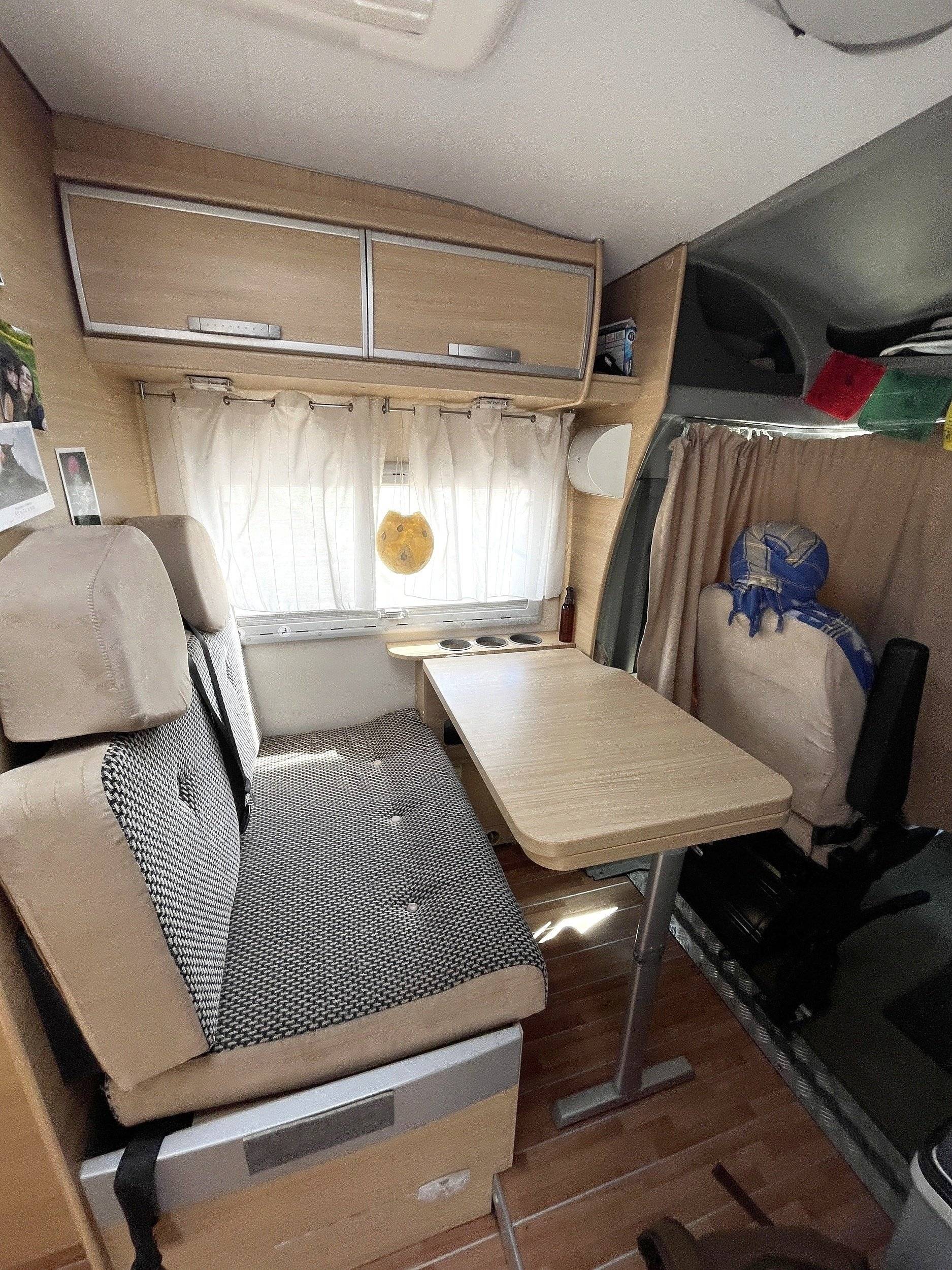 Dining Area Renault Master 2,5 l dCi 120 ch. - Yescapa