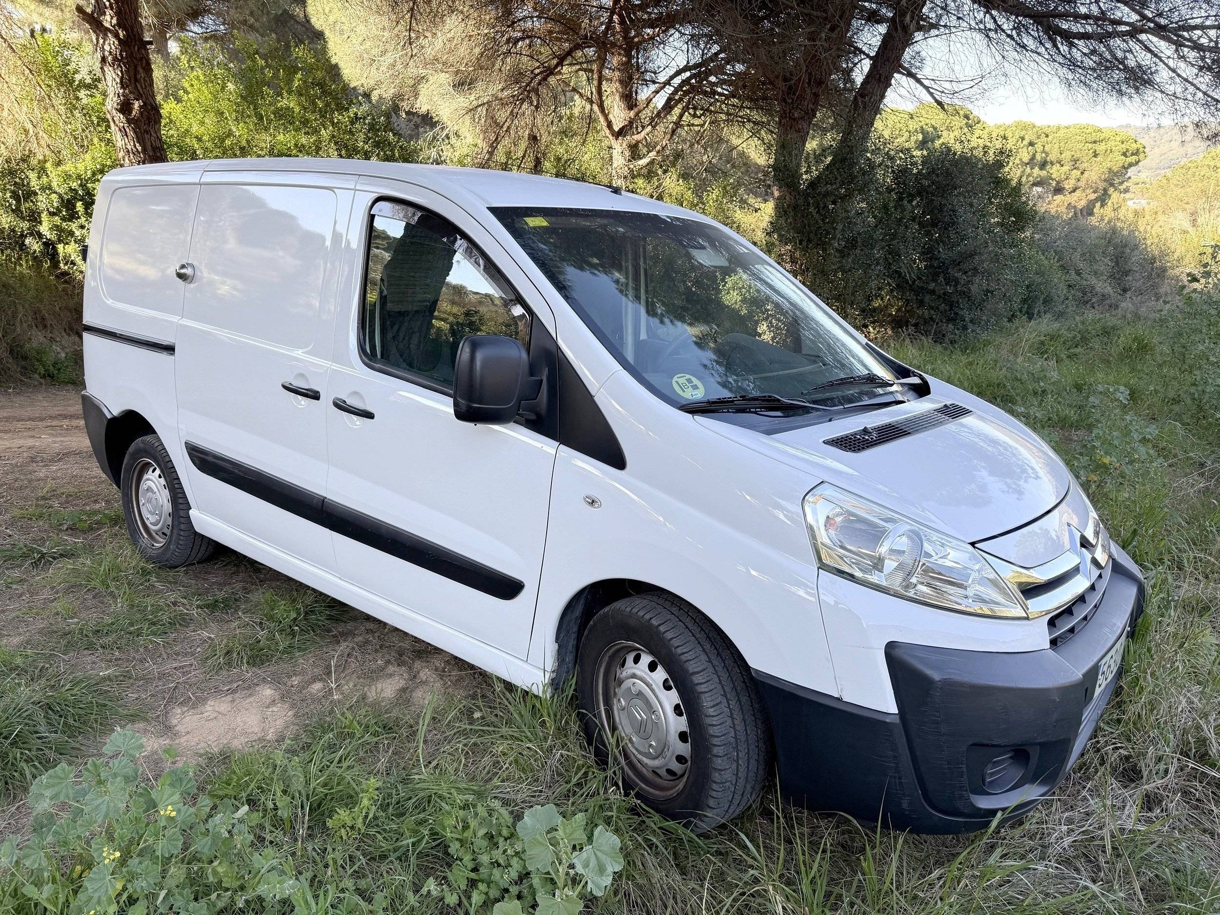 Vue avant de 3/4 Citroën Jumpy 1,6l 90 ch - Yescapa
