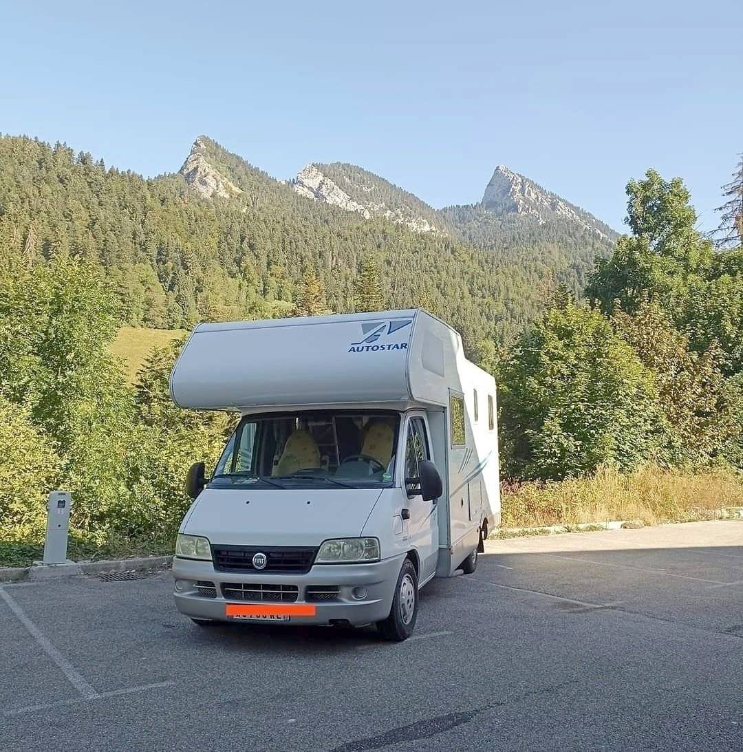 Vue avant de 3/4 Fiat - Yescapa