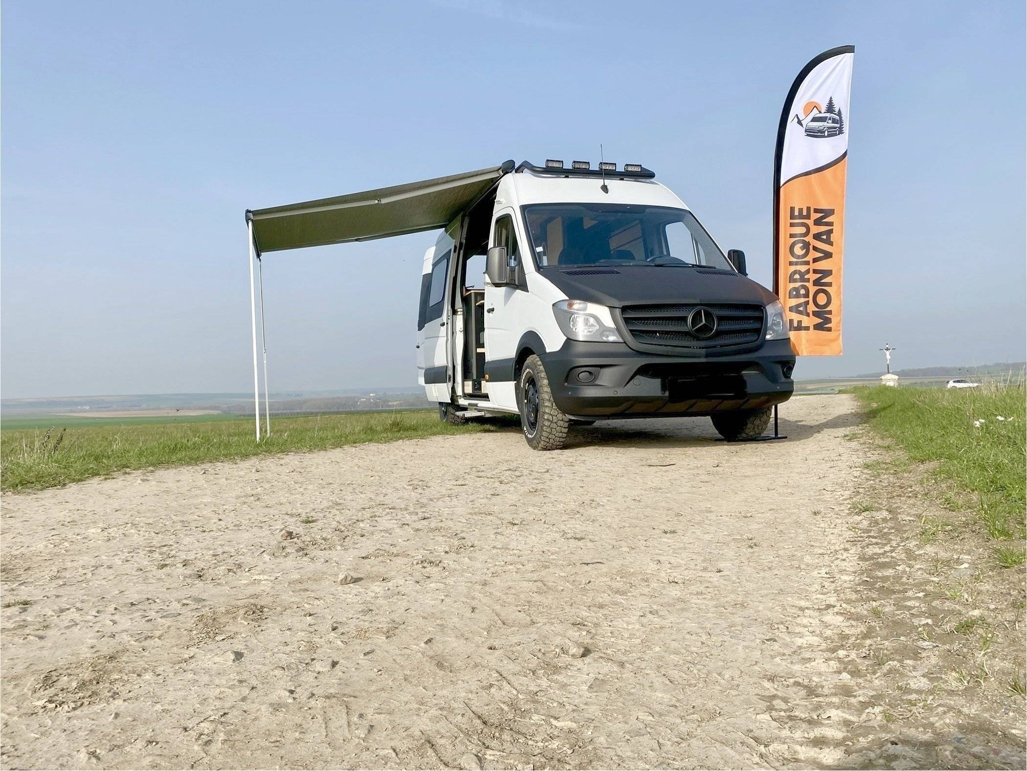 schräge Vorderansicht Mercedes Sprinter 2,2 l 130 ch - Yescapa