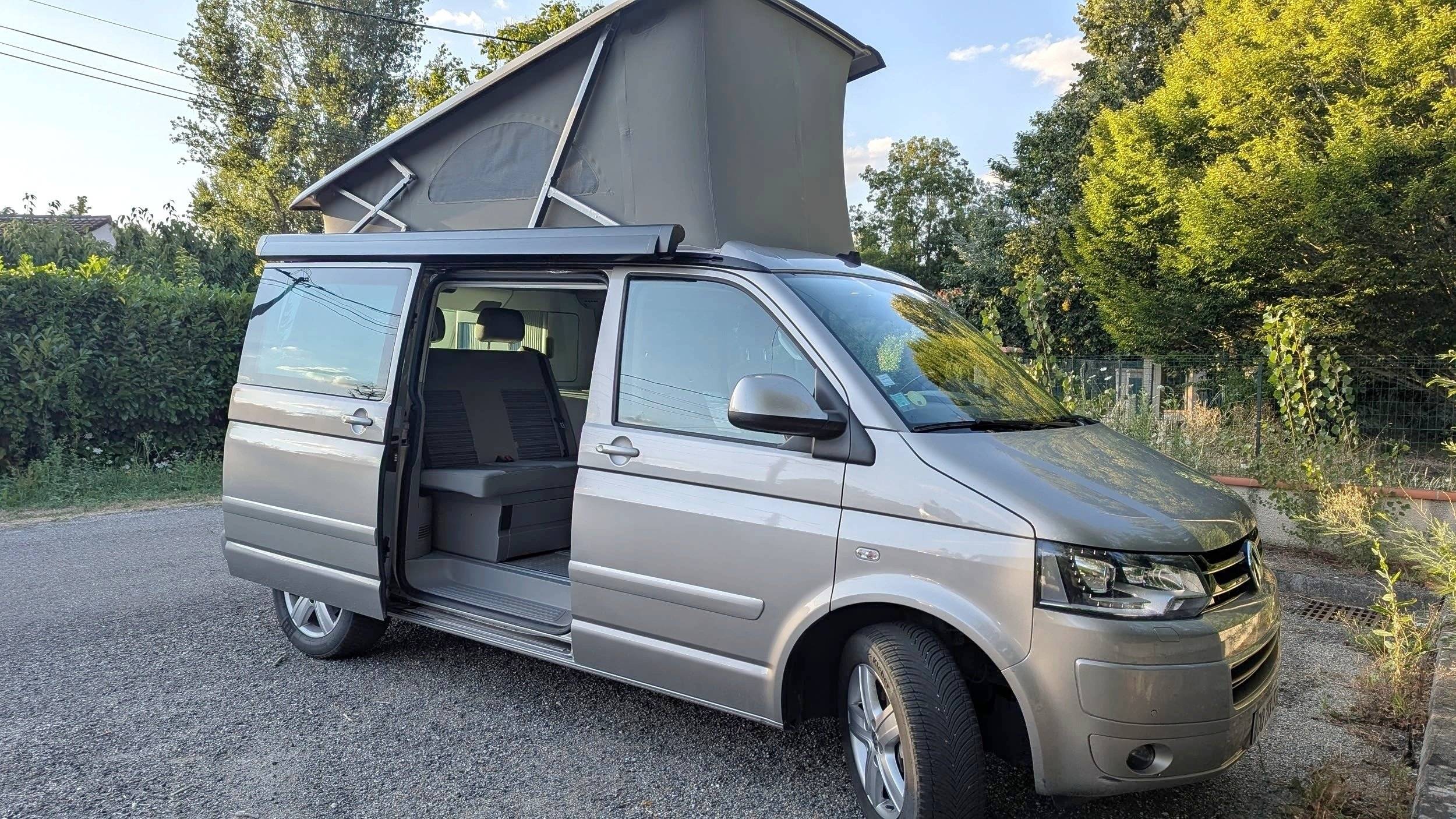 Vue avant de 3/4 Volkswagen T5.1 California - Yescapa
