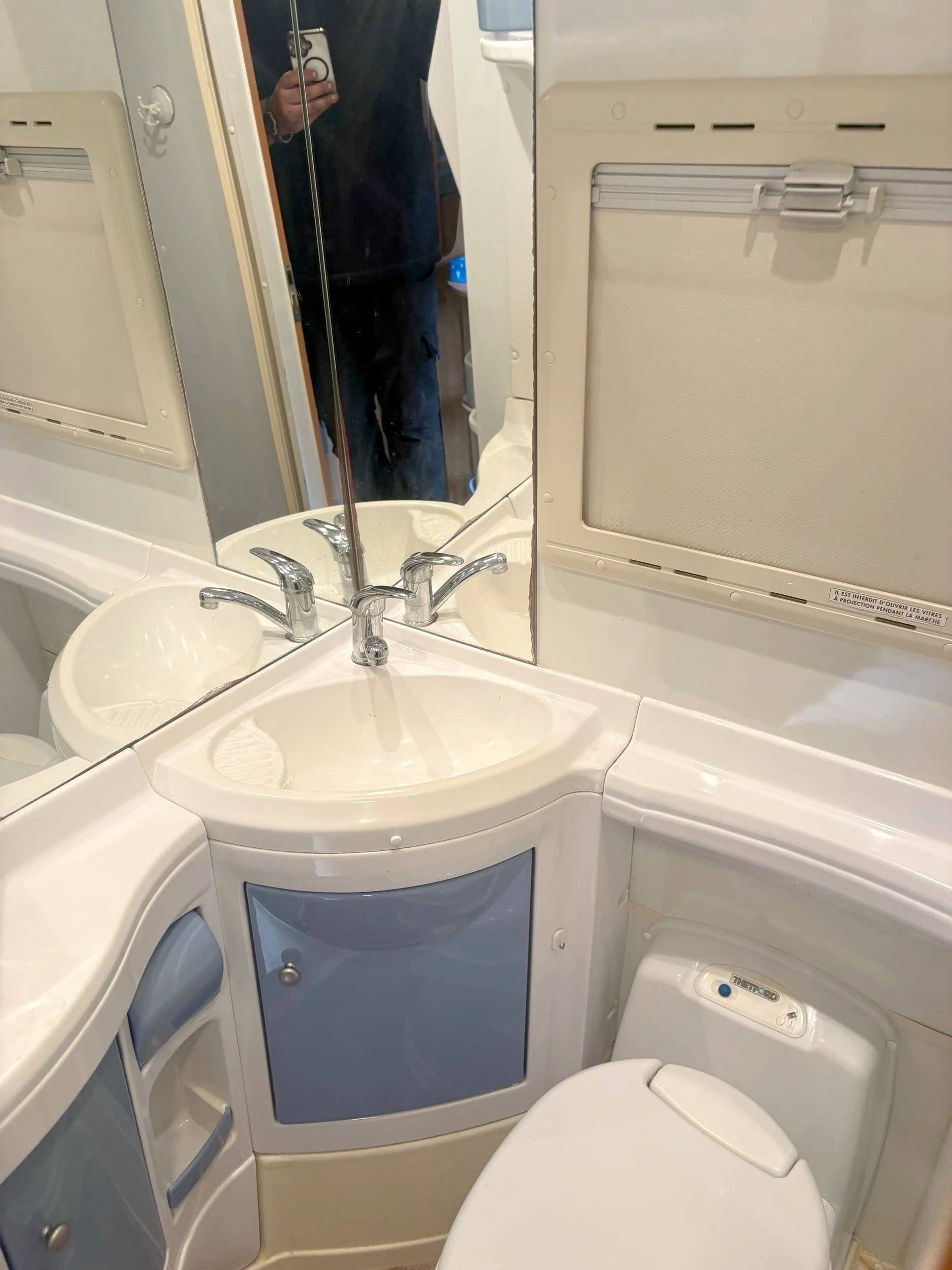 Bathroom / Toilets Fiat Ducato 2,8 l 115 ch/Al-Ko - Yescapa