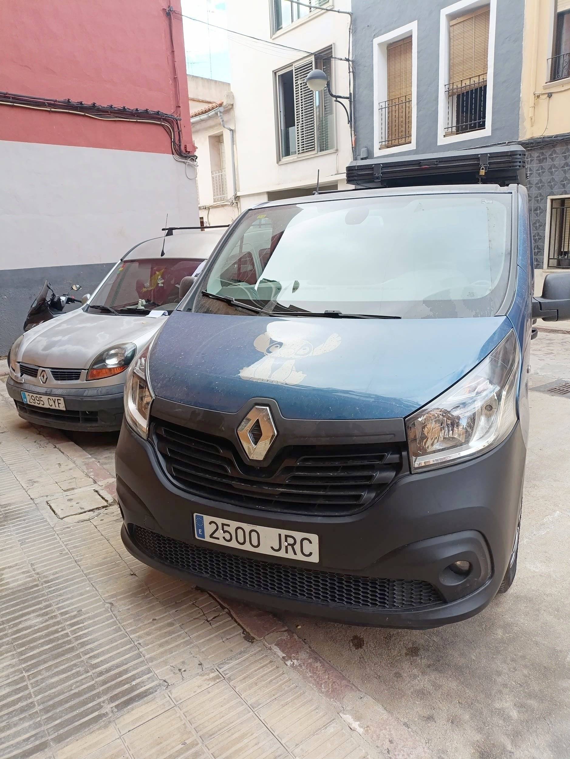 Front view from 3/4 Renault - Yescapa