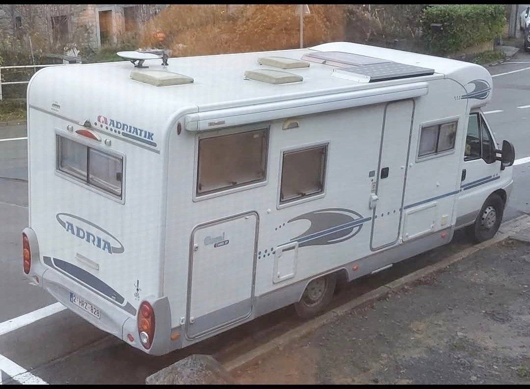 Vista del vehicle angle davanter Fiat 2,3 l 130 ch - Yescapa