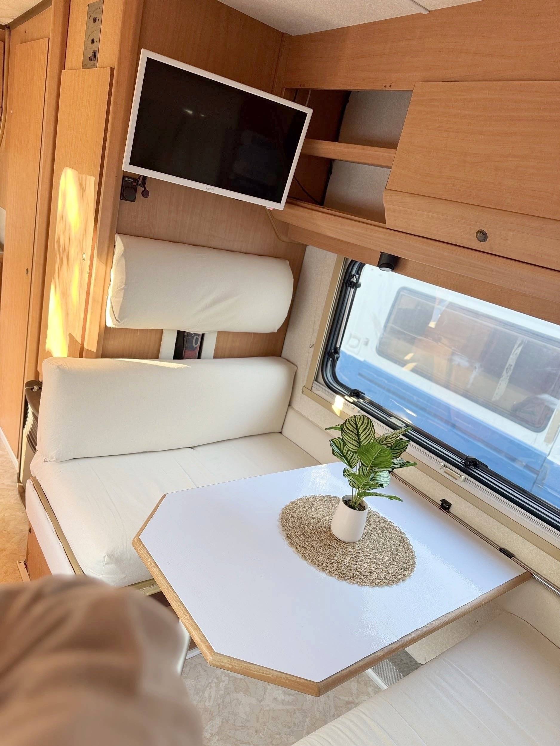 Dining Area Fiat Ducato 2.5 TDI - Yescapa