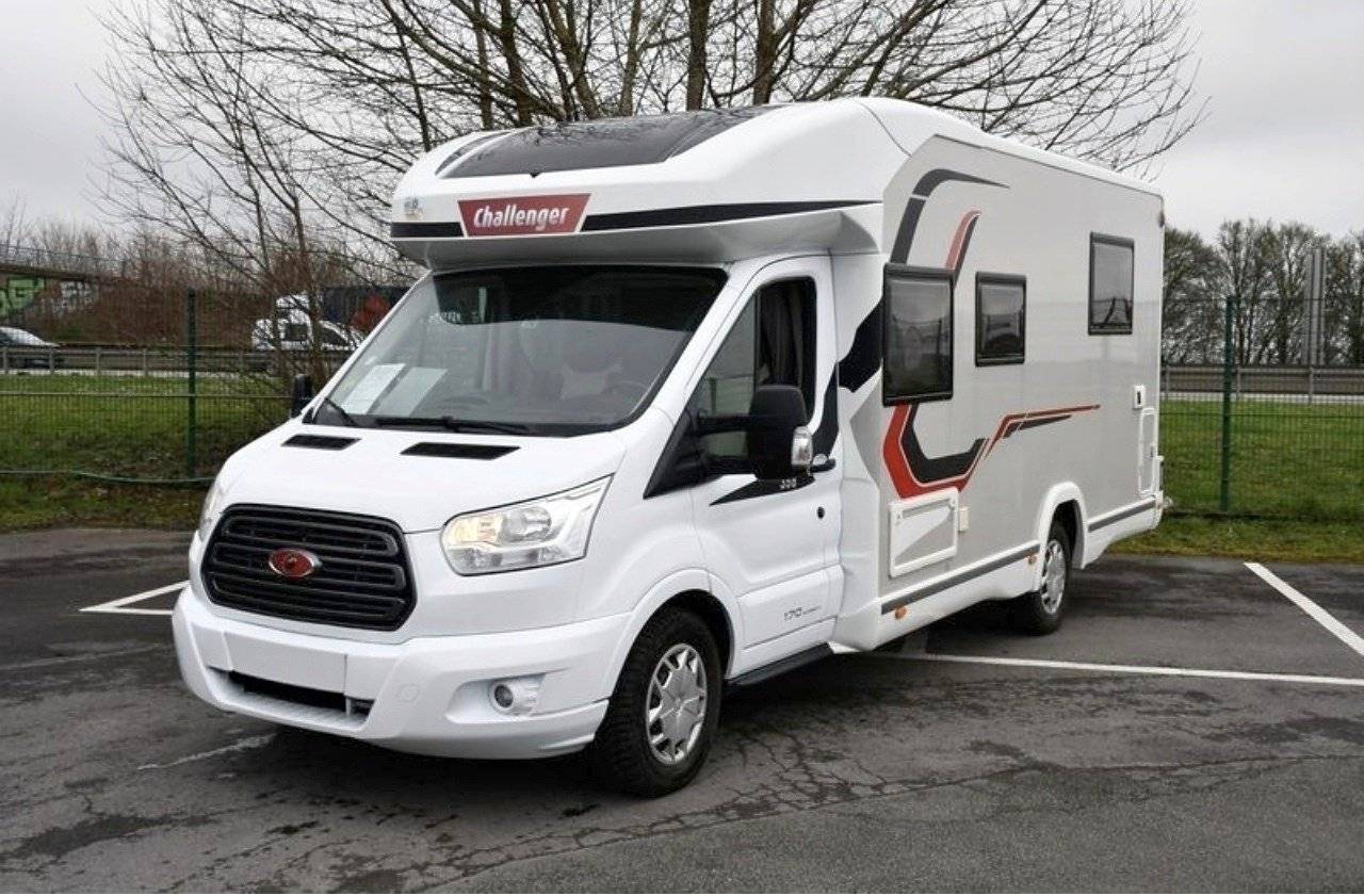 Vista de 3/4 Ford Transit 2,0 l 170 ch - Yescapa