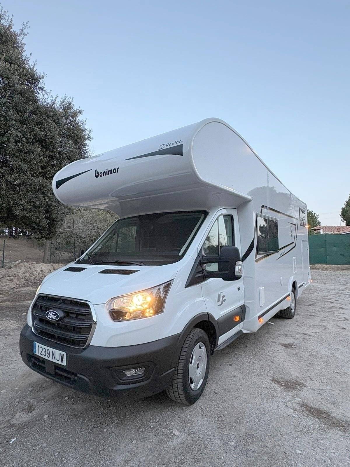 schräge Vorderansicht Ford Transit 2,0 l 130 ch - Yescapa