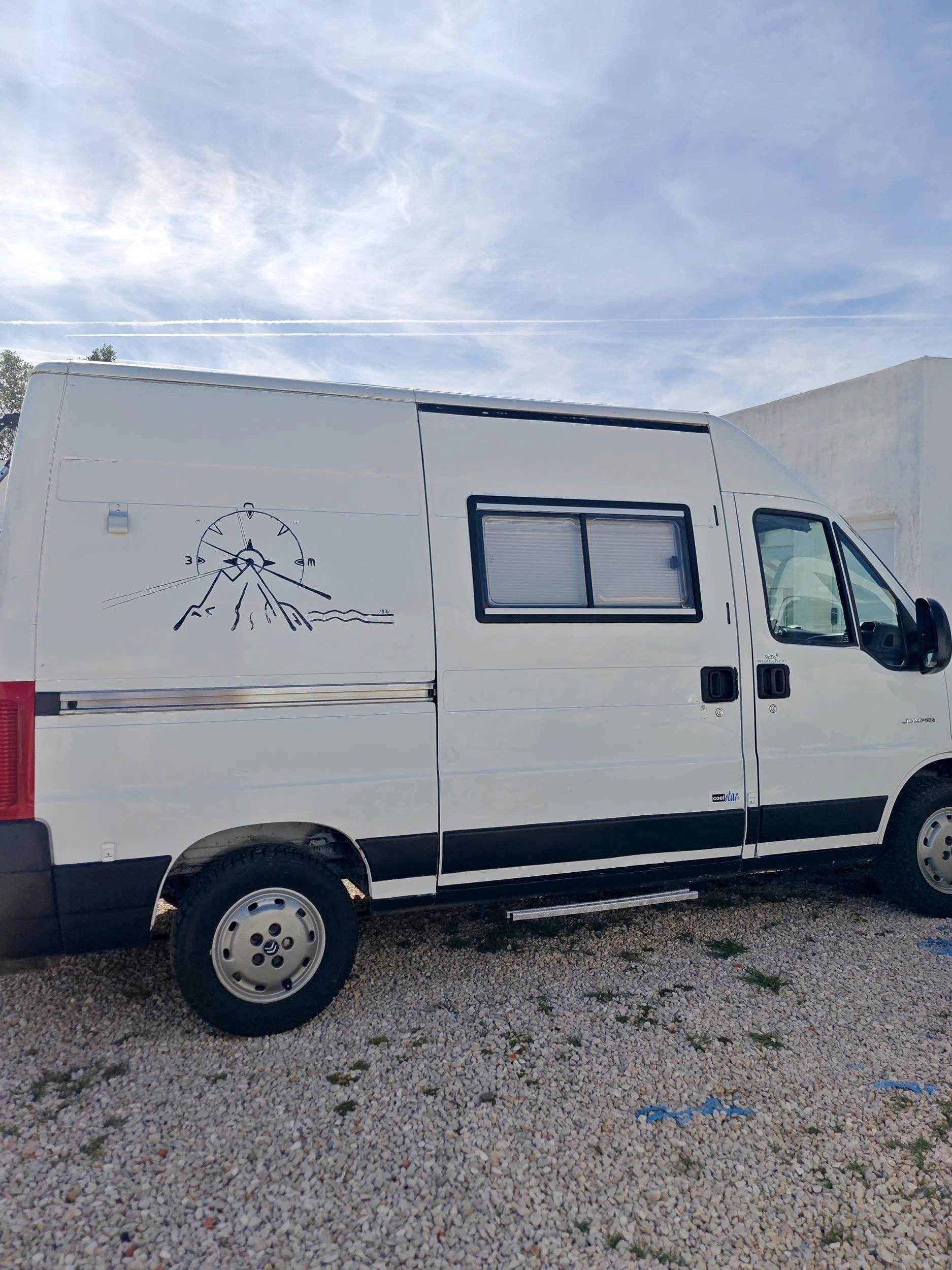 Vista del vehicle angle davanter Citroën 2,0 l 115 ch - Yescapa