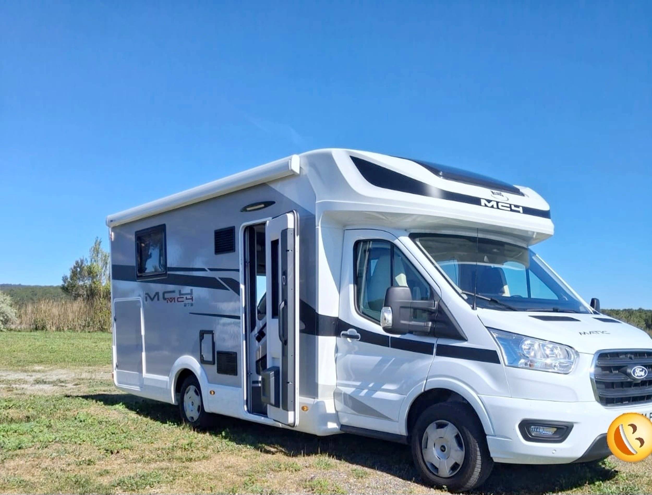 Front view from 3/4 Ford Custom 170 ch - Yescapa