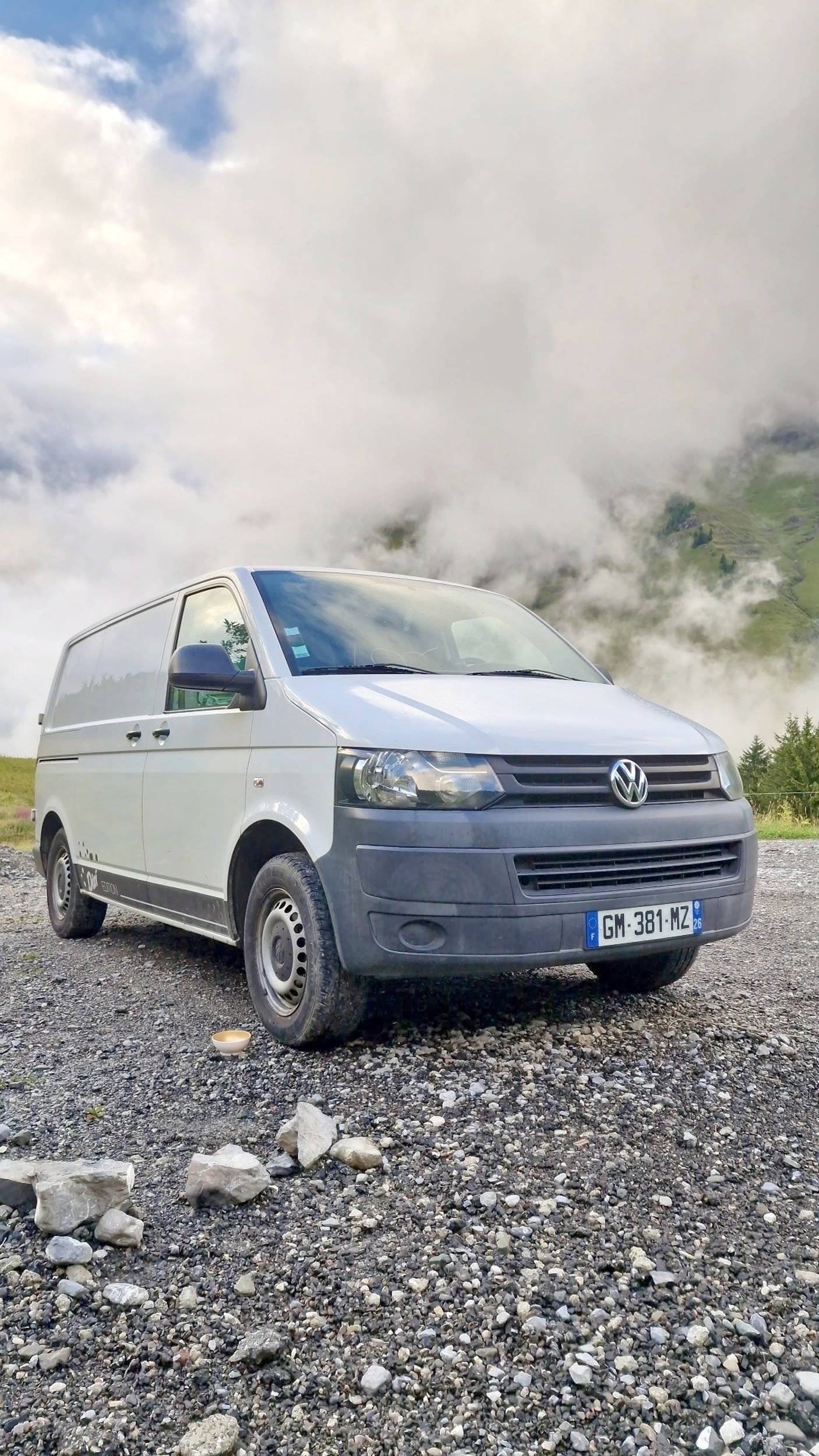 Vue avant de 3/4 Volkswagen T5 1,9 l 102 ch - Yescapa