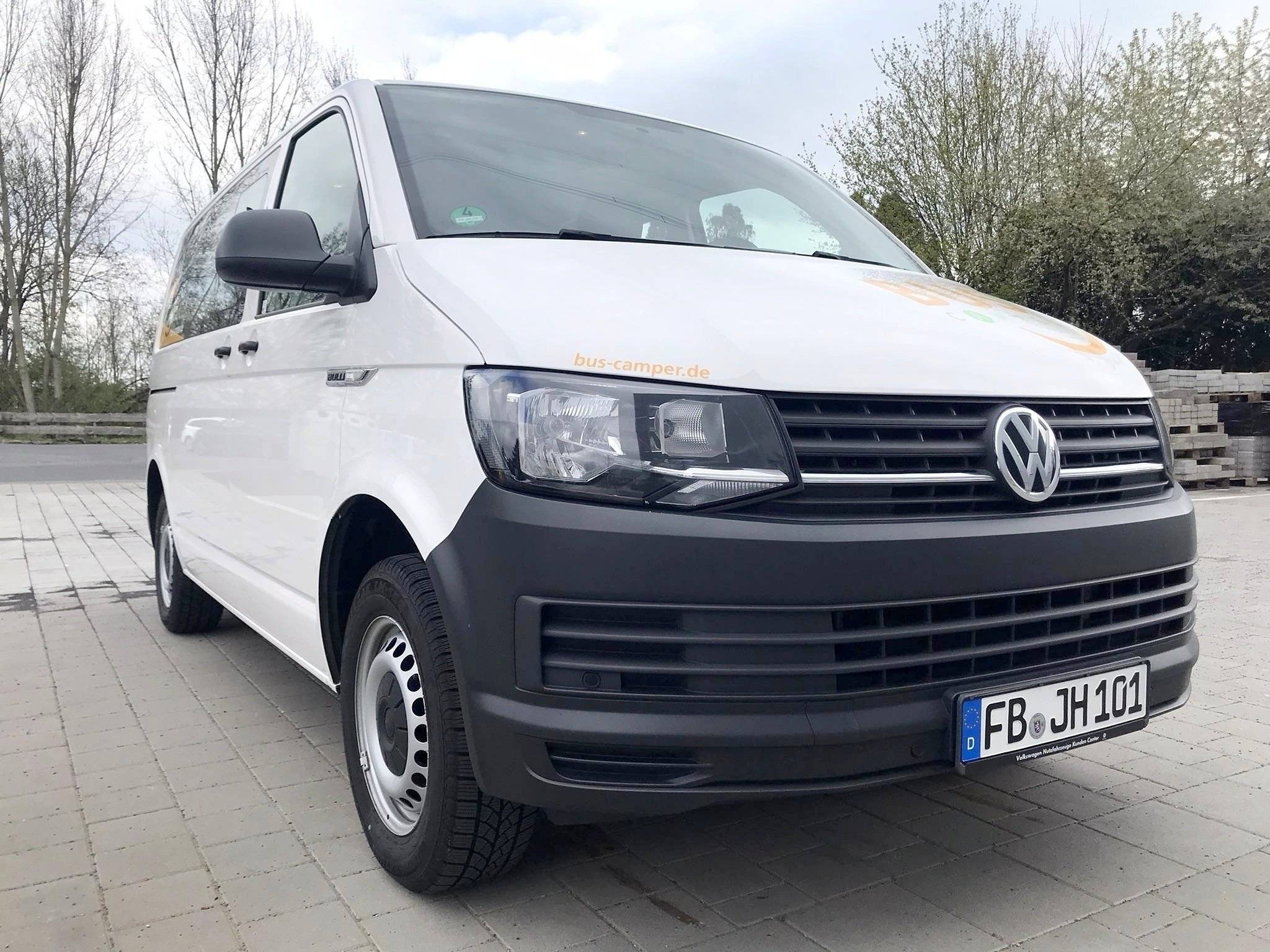 Front view from 3/4 Volkswagen Kombi - Yescapa