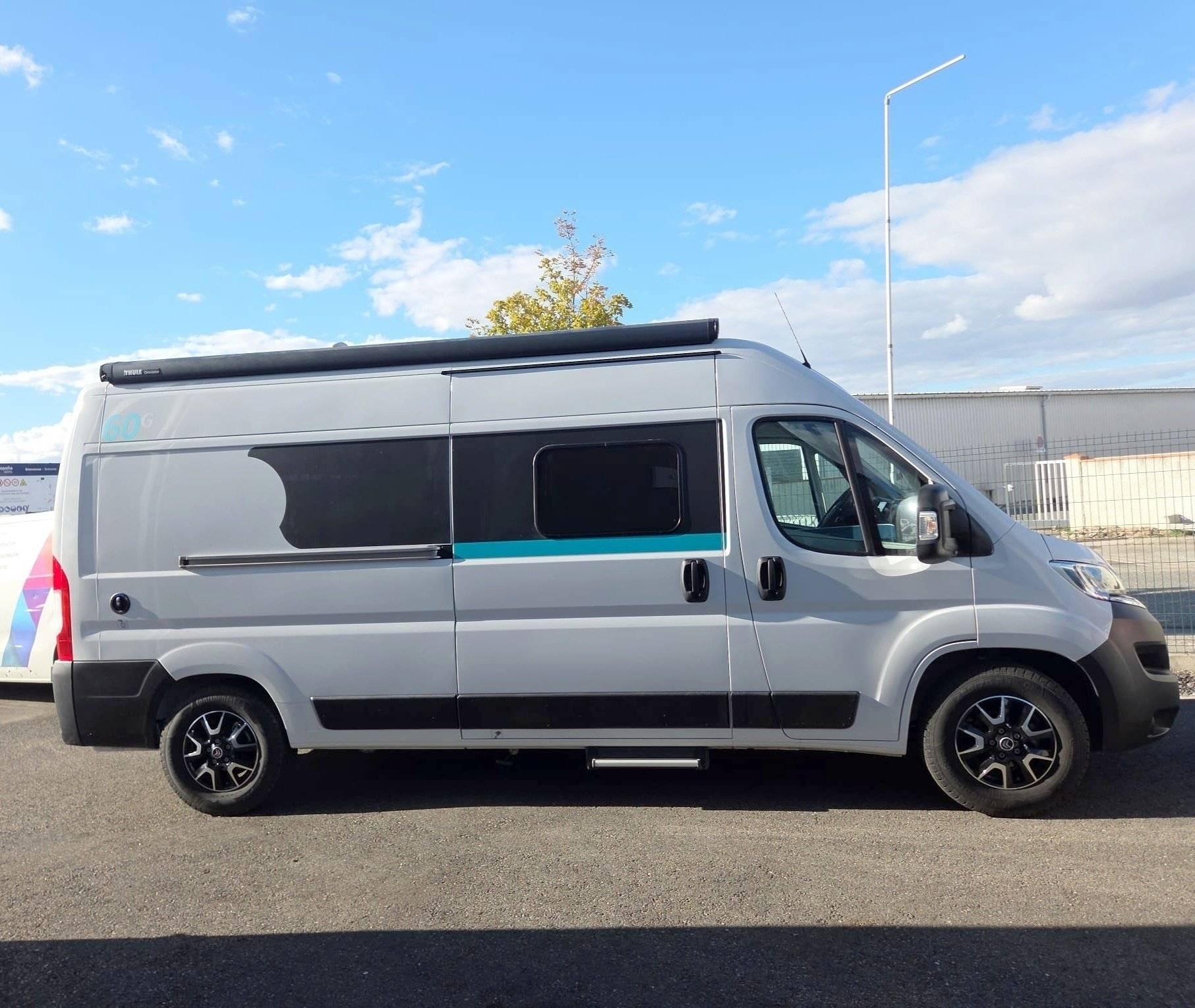 Front view from 3/4 Citroën 2.2L 140CV - Yescapa