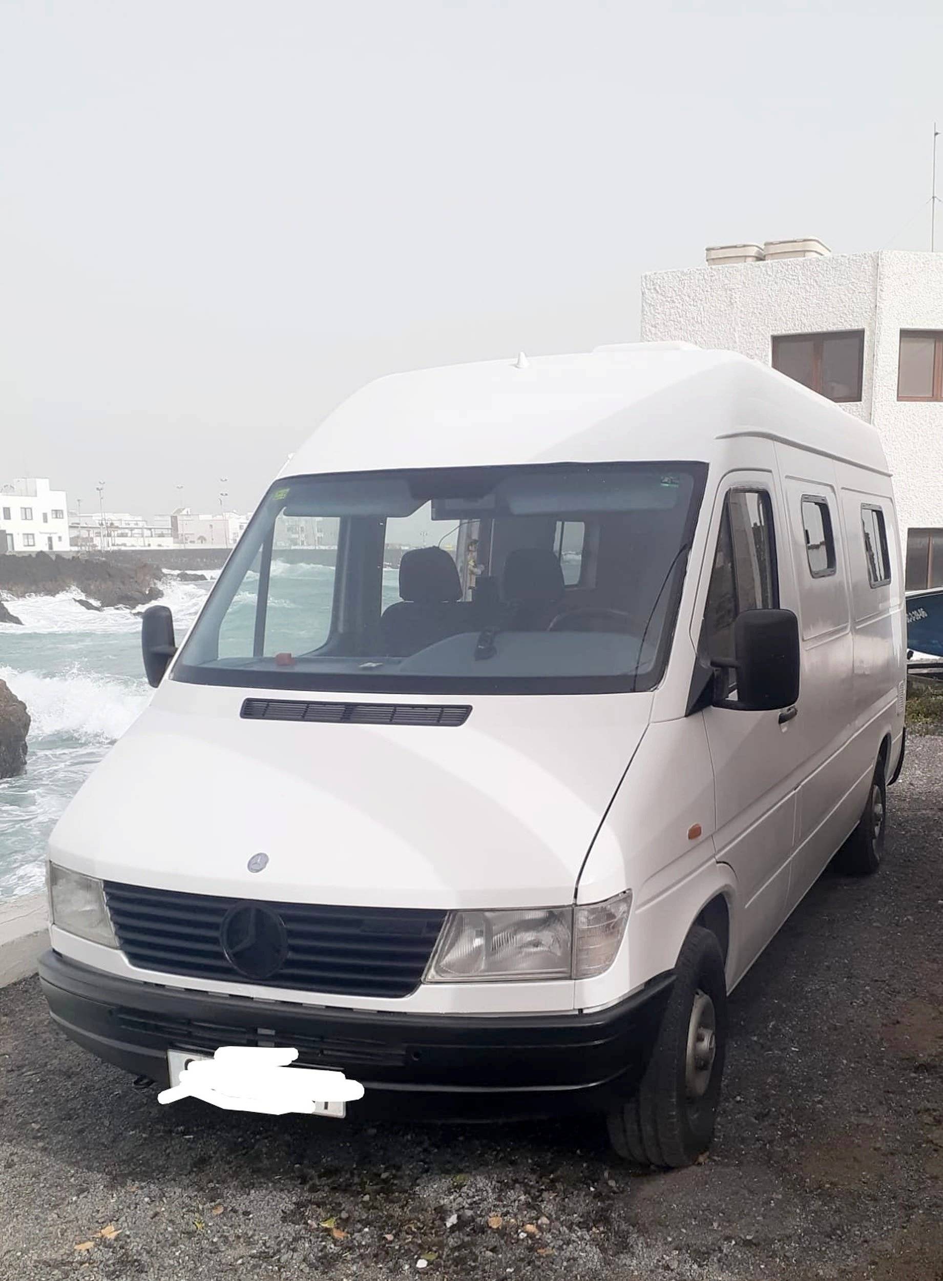 Vista frontale a ¾ Mercedes Sprinter - Yescapa