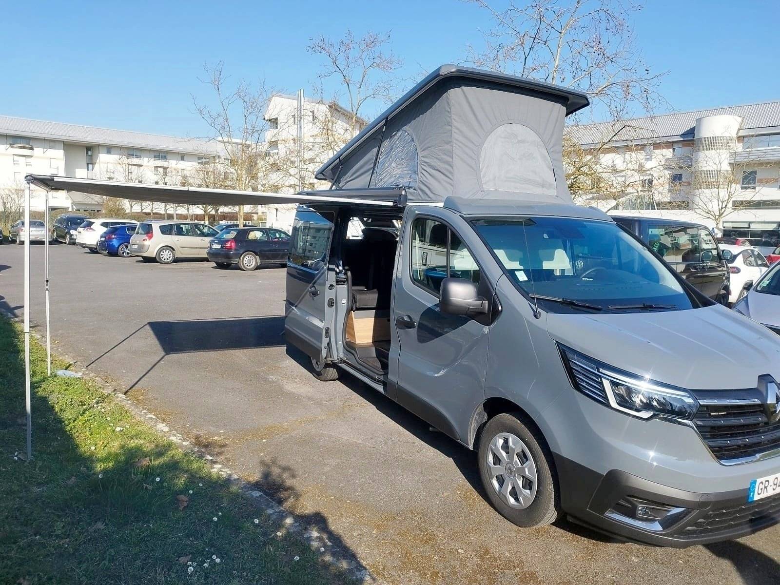 Vue avant de 3/4 Renault Trafic - Yescapa
