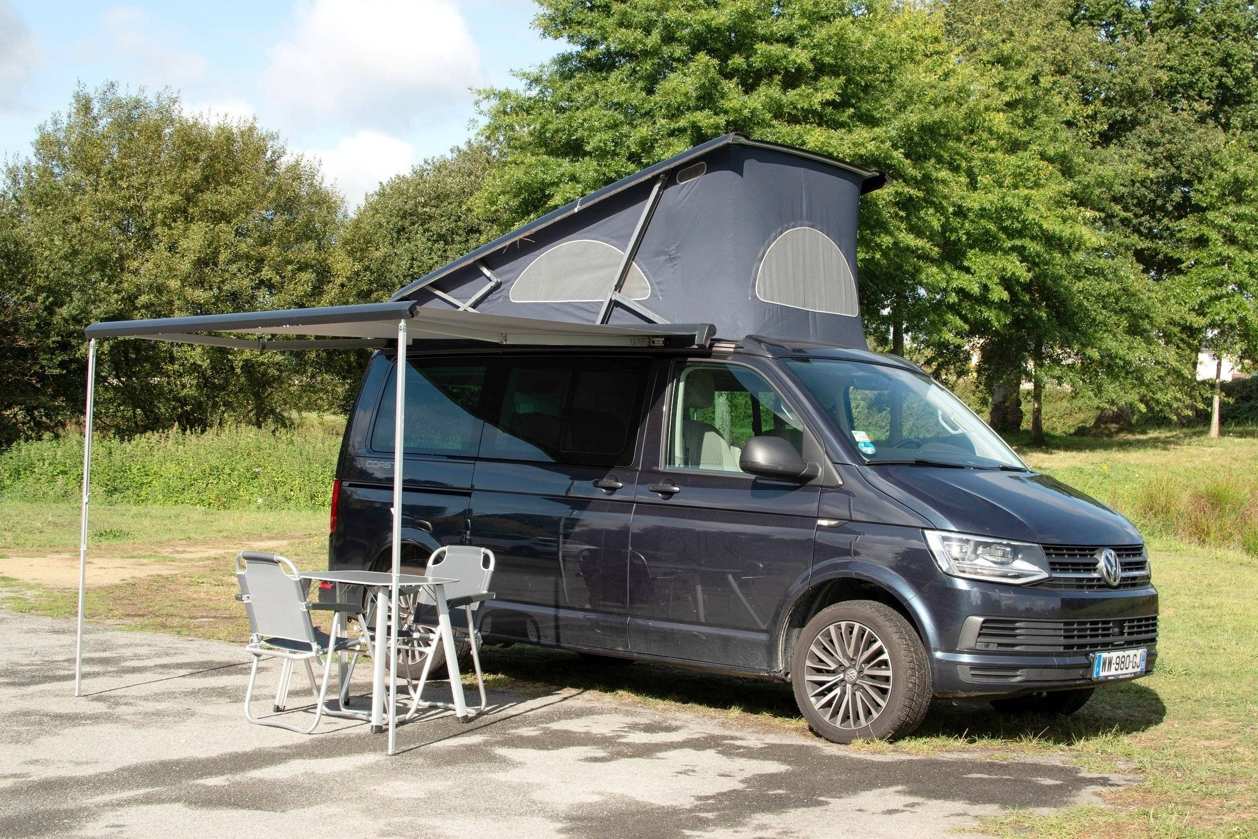 Vista del vehicle angle davanter Volkswagen Volkswagen T6 California Coast - Yescapa