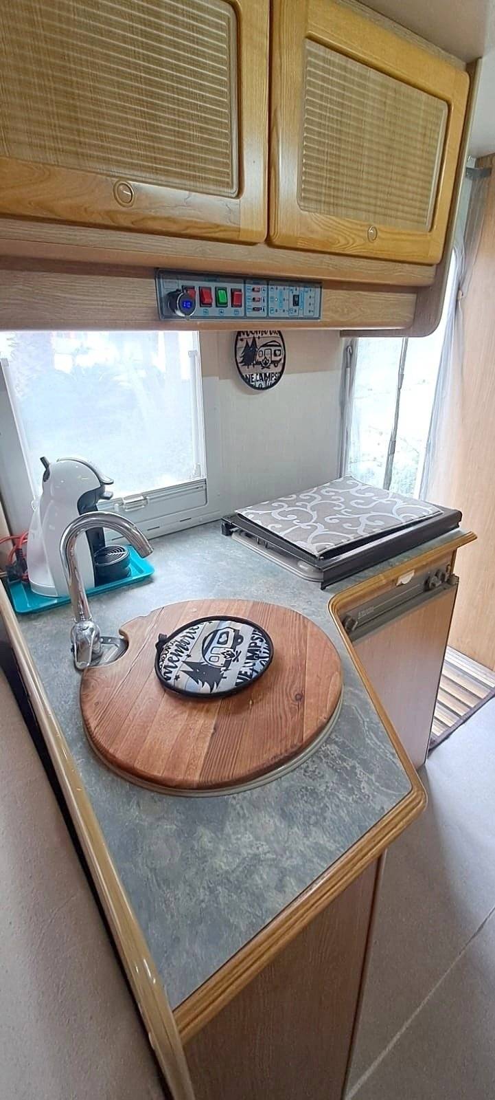 Angolo cucina Ford Transit - Yescapa