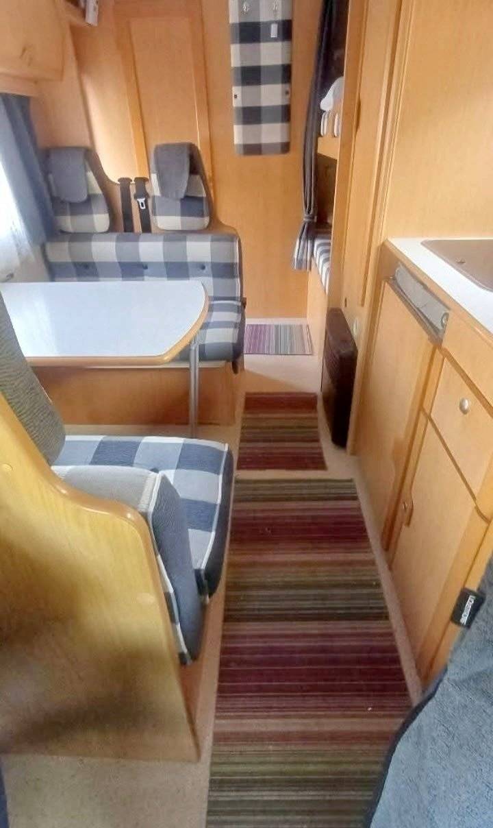 Área de jantar Fiat Ducato 2.8 JTD - Yescapa