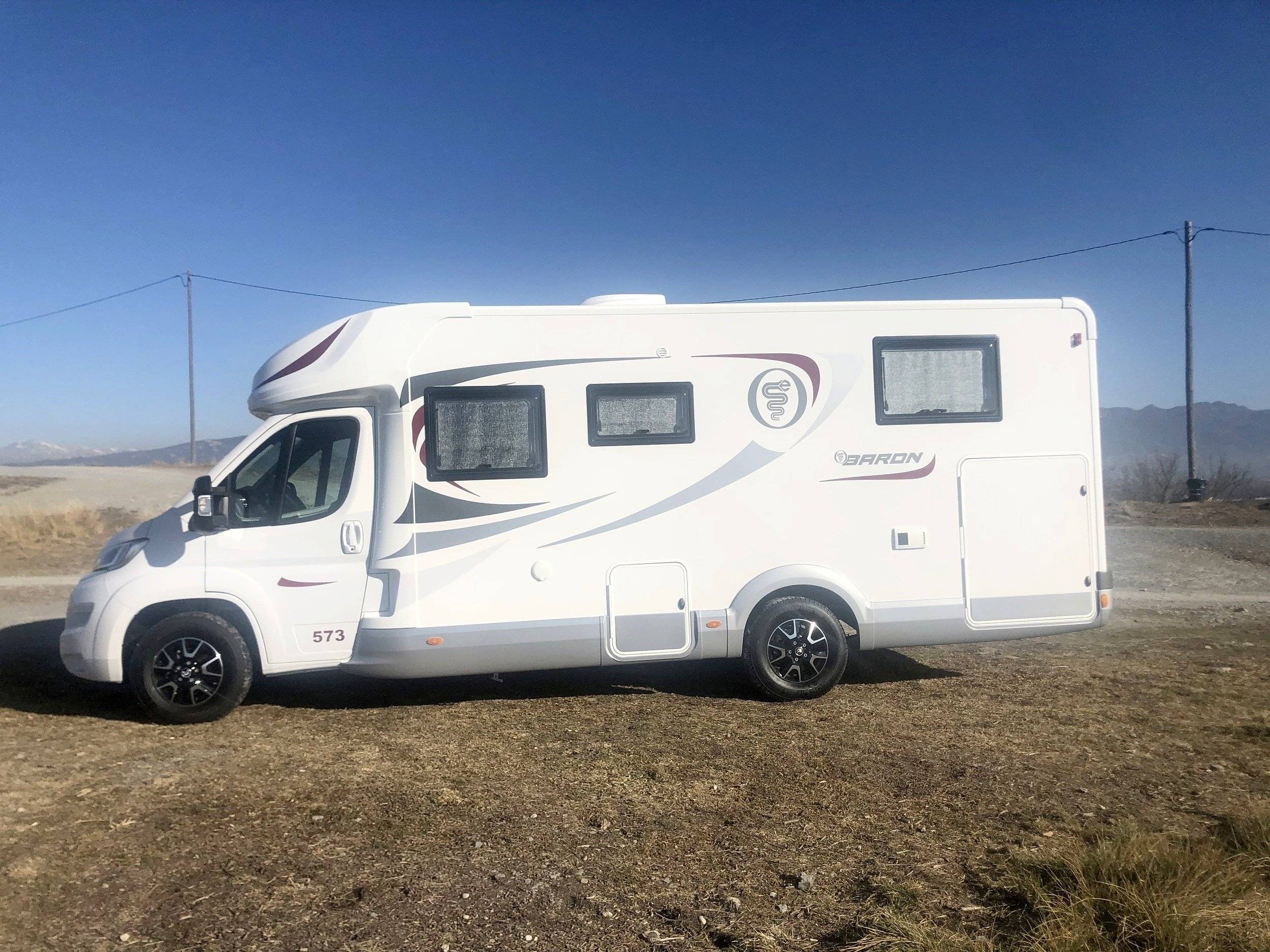 Front view from 3/4 Citroën Citroën jumper - Yescapa