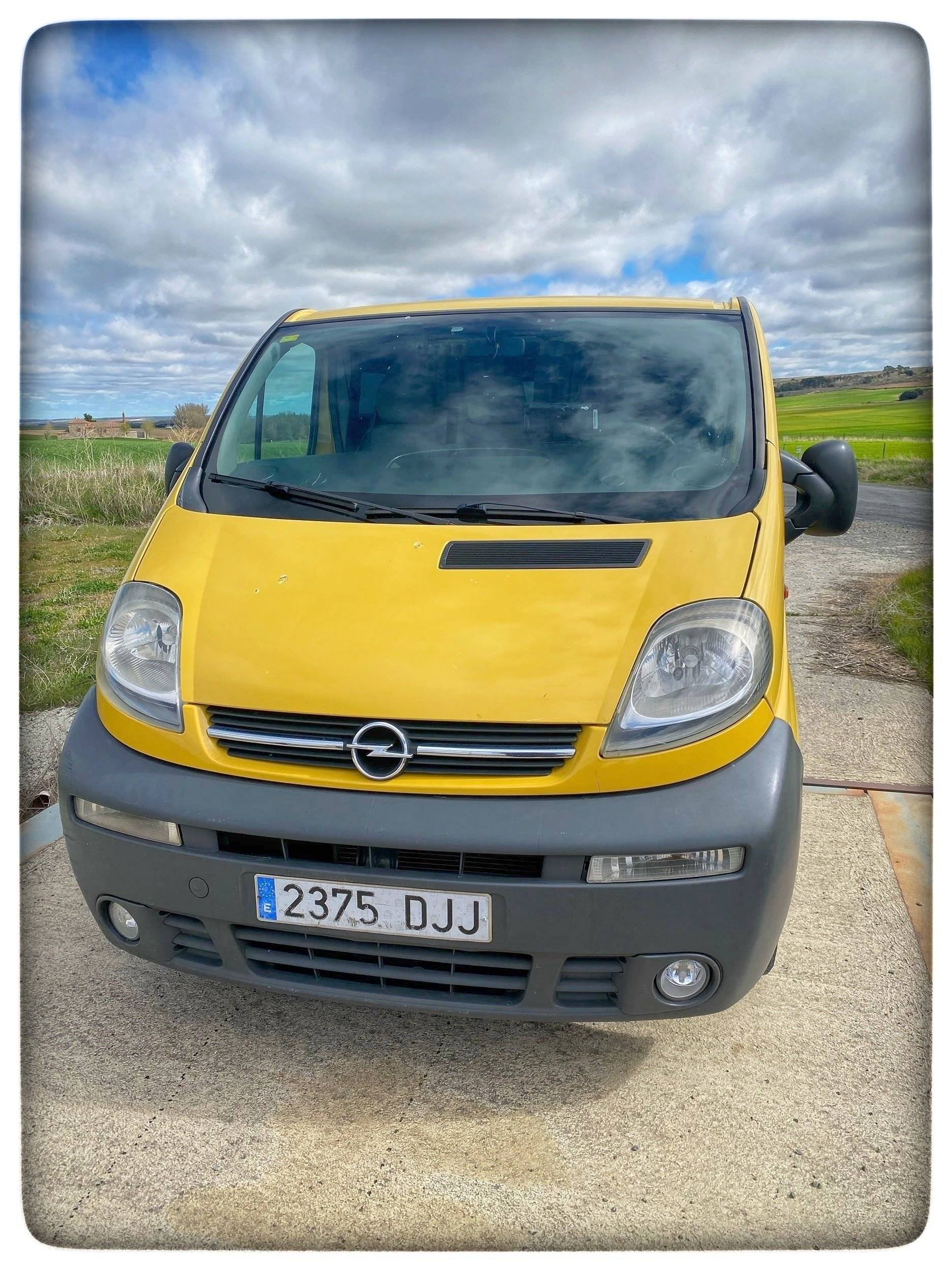 Vista del vehicle angle davanter Opel Vivaro - Yescapa