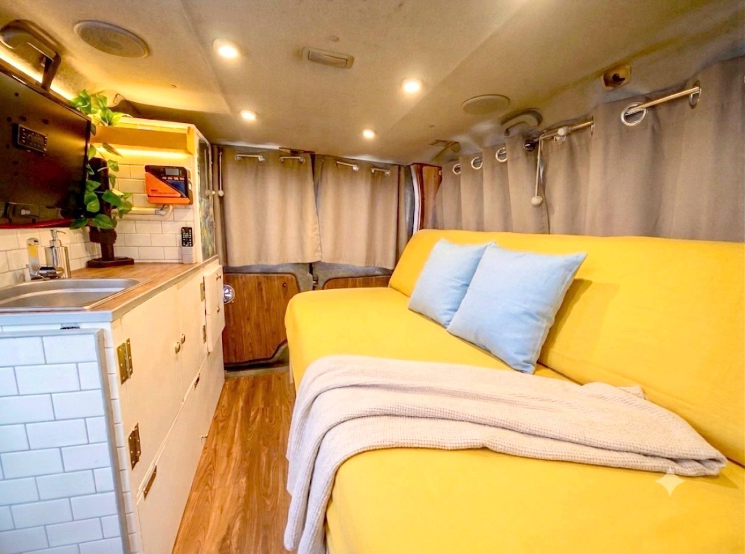 Vista frontale a ¾ Opel Vivaro - Yescapa