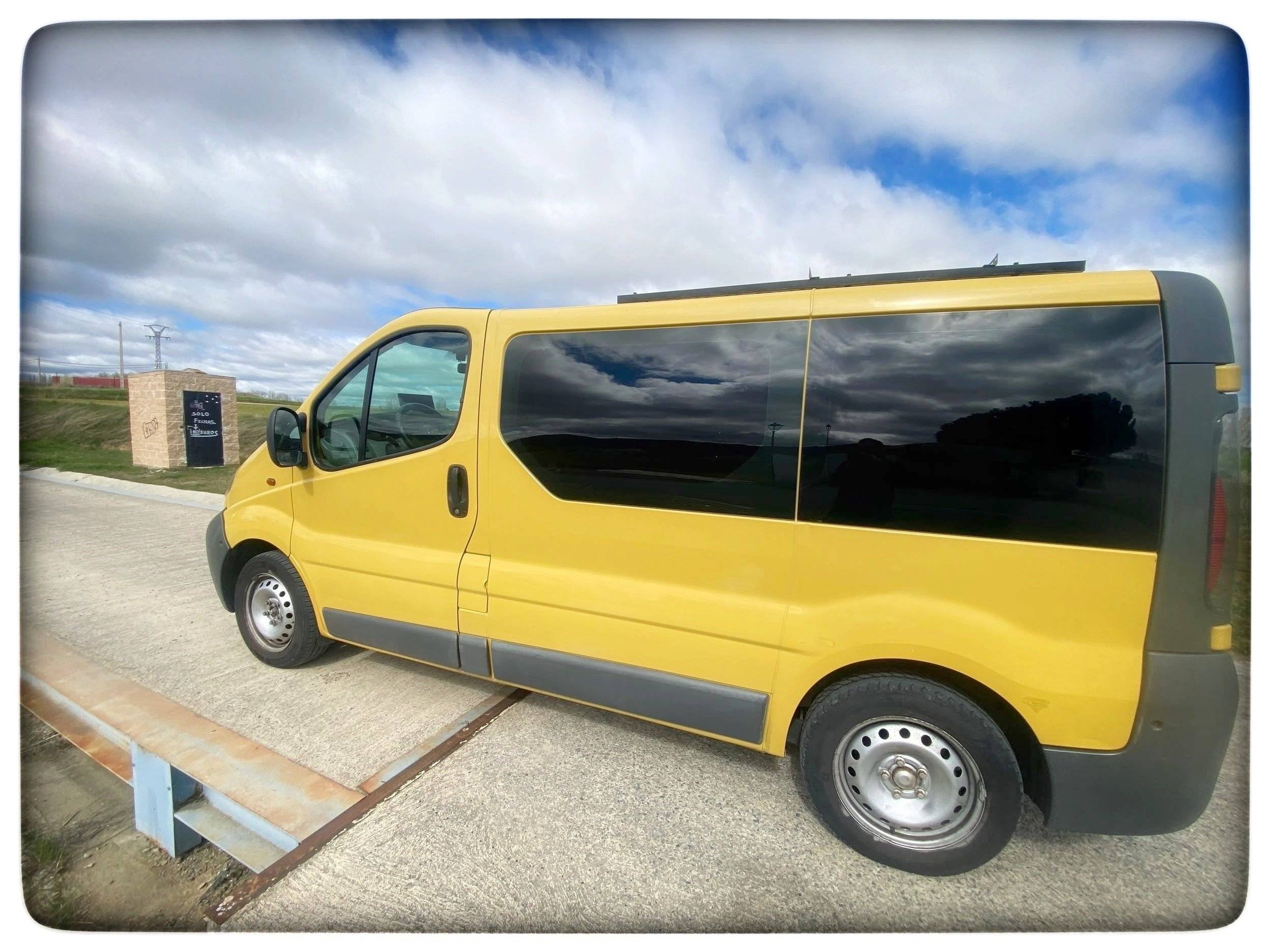 Vue avant de 3/4 Opel Vivaro - Yescapa