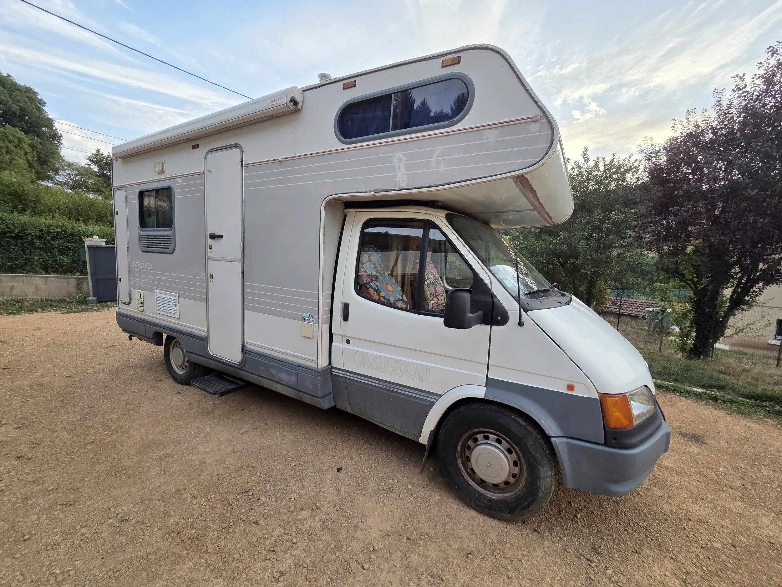Vista frontale a ¾ Ford Transit 2,5 l 76 ch - Yescapa