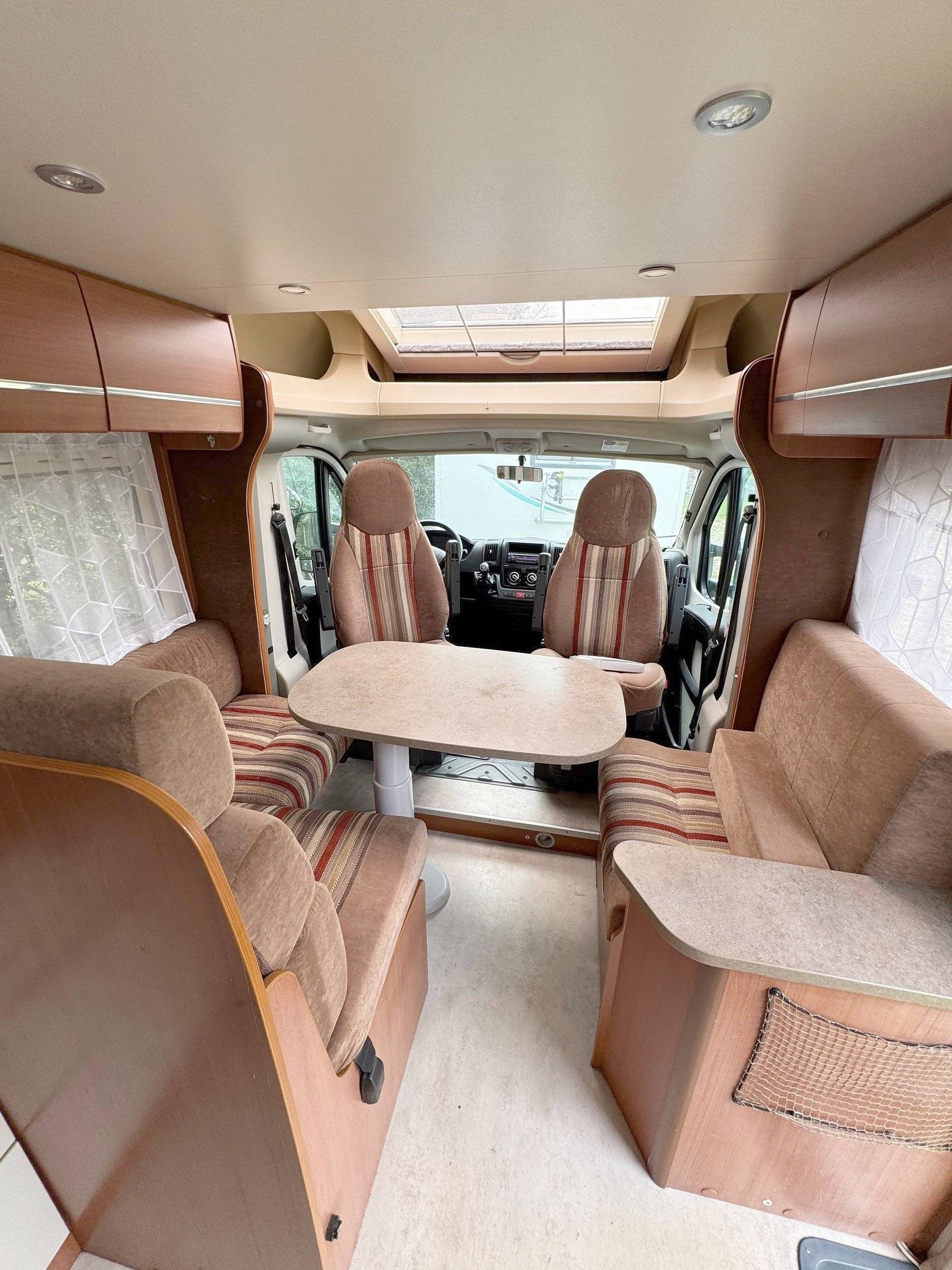 Dining Area Fiat Ducato 2,2 l Multijet 130 ch. - Yescapa