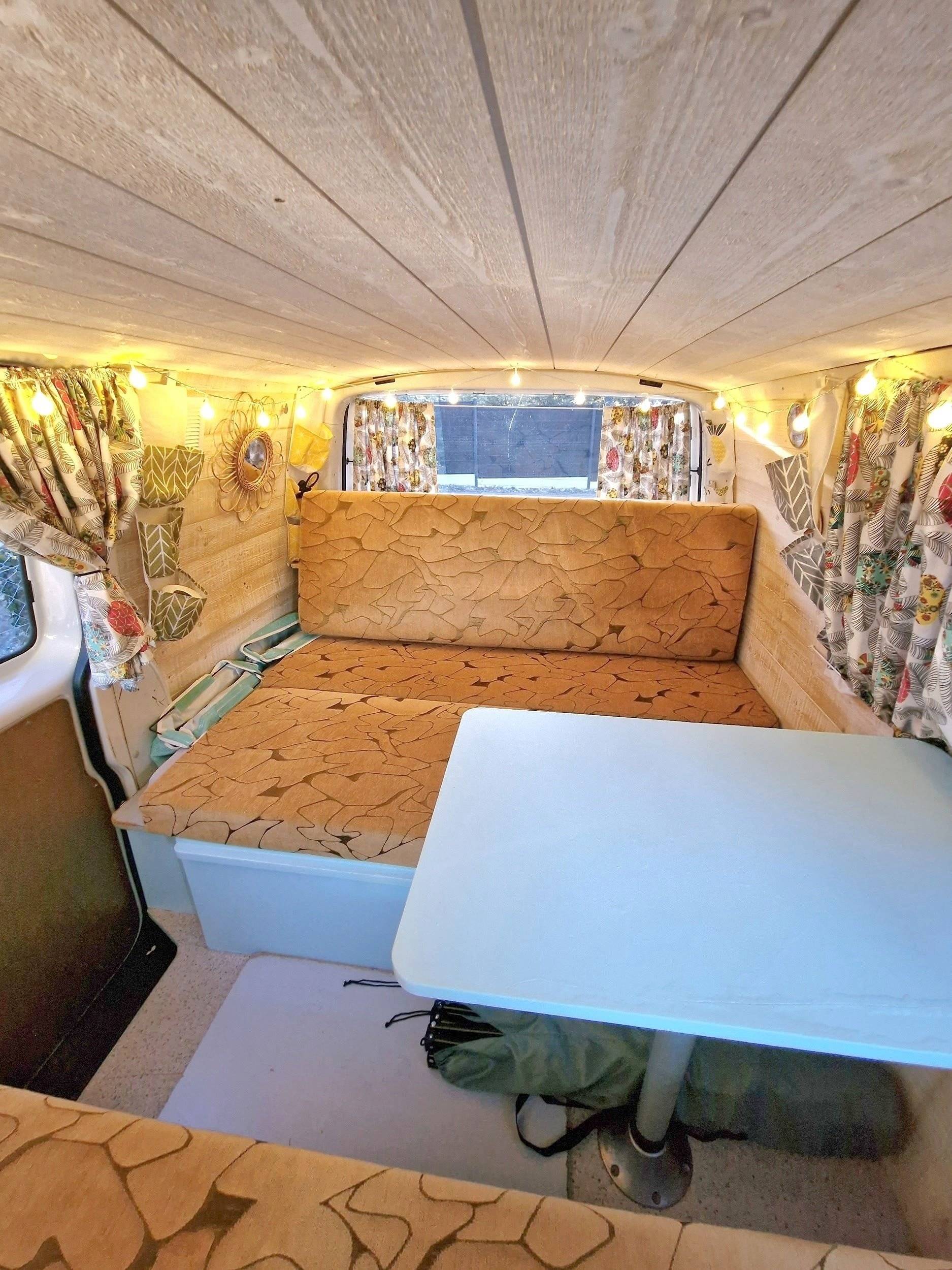 Dining Area Volkswagen T5 TDI 104 ch - Yescapa