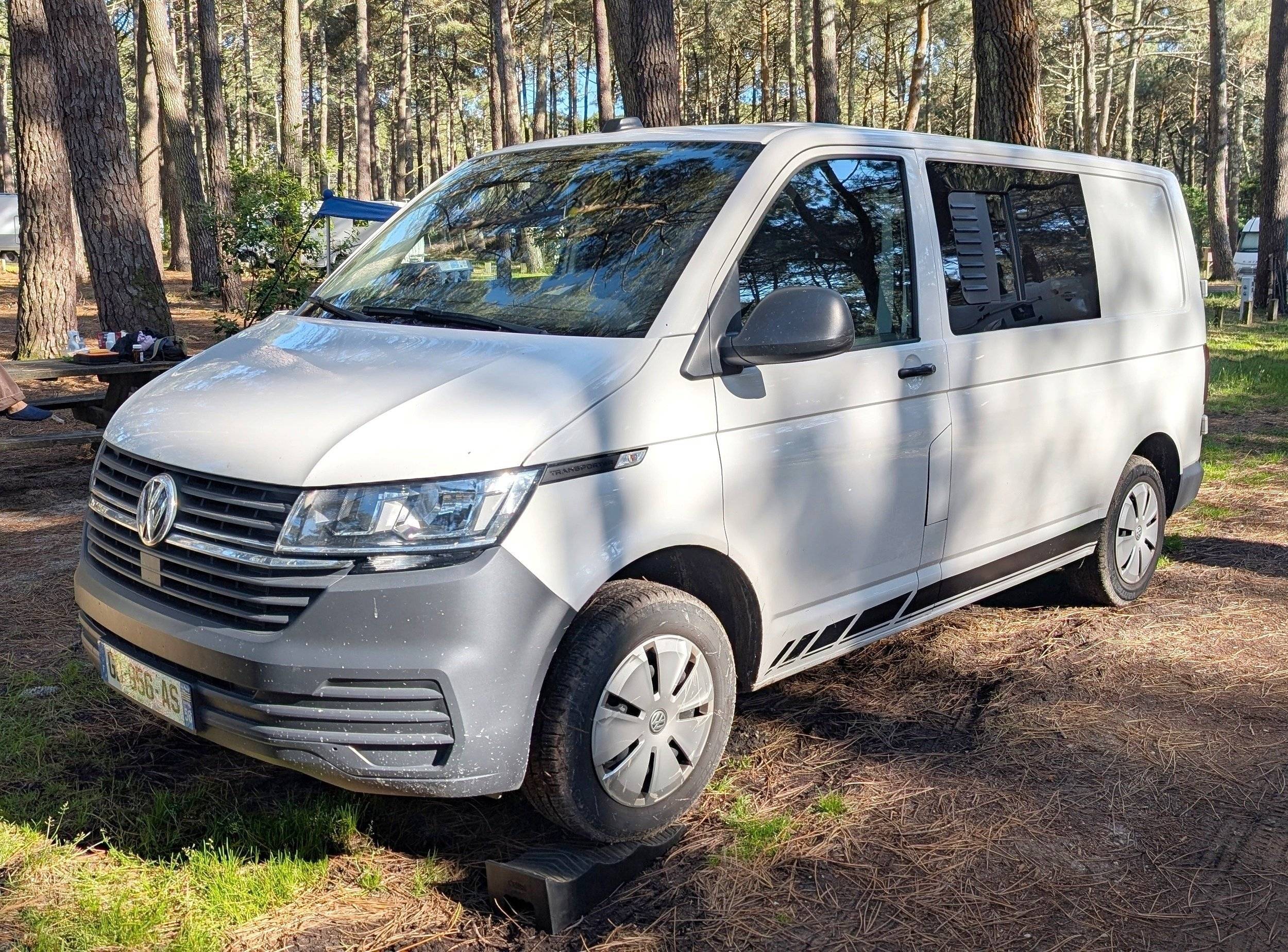 Vista del vehículo ángulo delantero Volkswagen T6.1 2.0 TDI 110CH BUSINESS - Yescapa