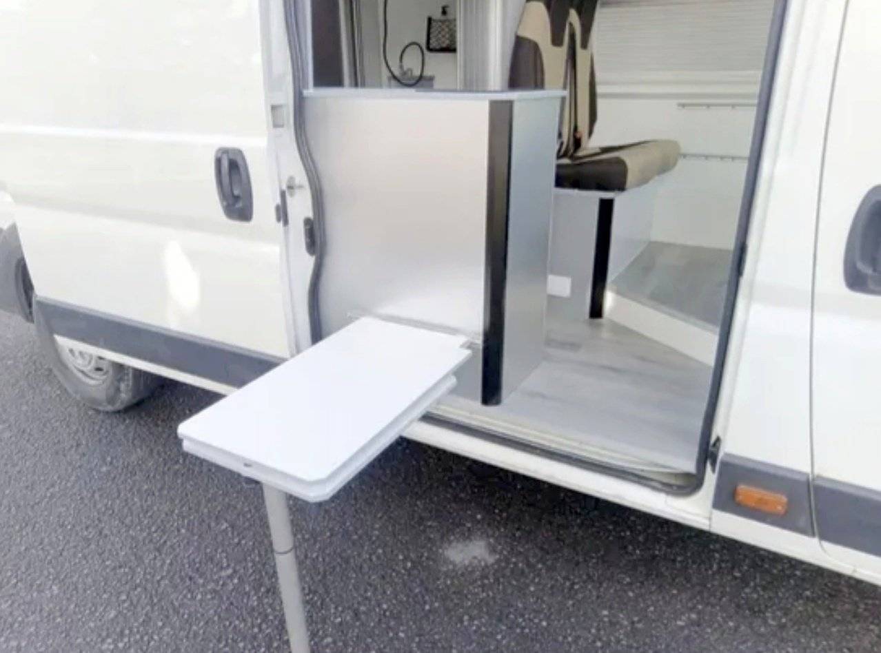 Vista del vehículo ángulo delantero Citroën Jumper 2,2 l 140 ch - Yescapa